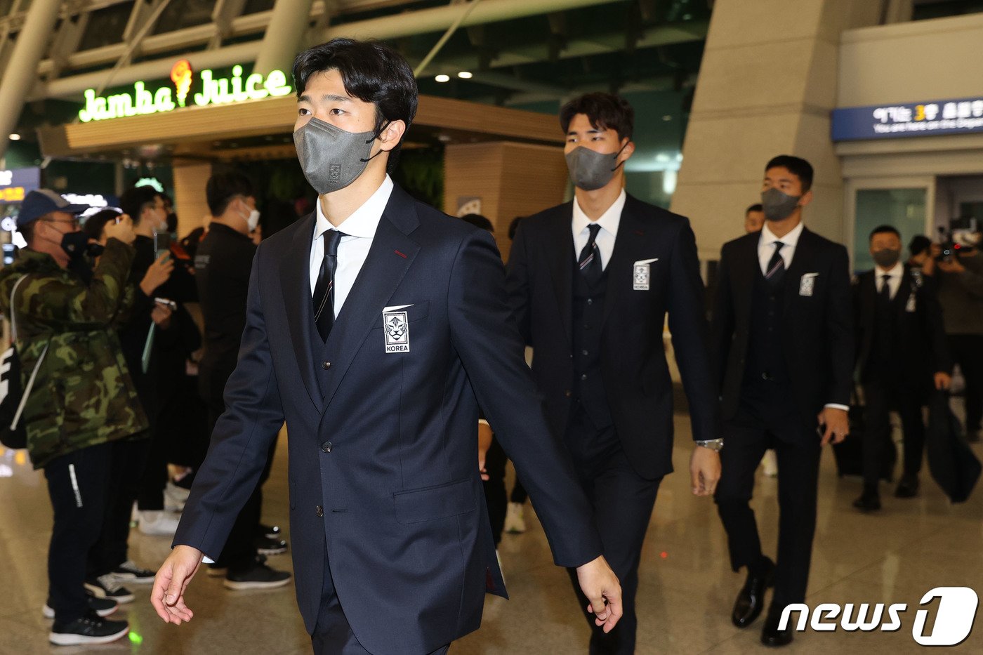 본문 이미지 - 조규성을 비롯한 대한민국 축구국가대표팀 선수들이 카타르 출국을 위해 13일 오후 인천국제공항에 도착하고 있다. 벤투호는 카타르 월드컵에서 오는 24일 오후 10시 우루과이와의 경기를 시작으로 가나(28일 오후 10시), 포르투갈(12월3일 오전 0시)과 차례로 조별리그를 치른다.2022.11.13/뉴스1 ⓒ News1 이광호 기자