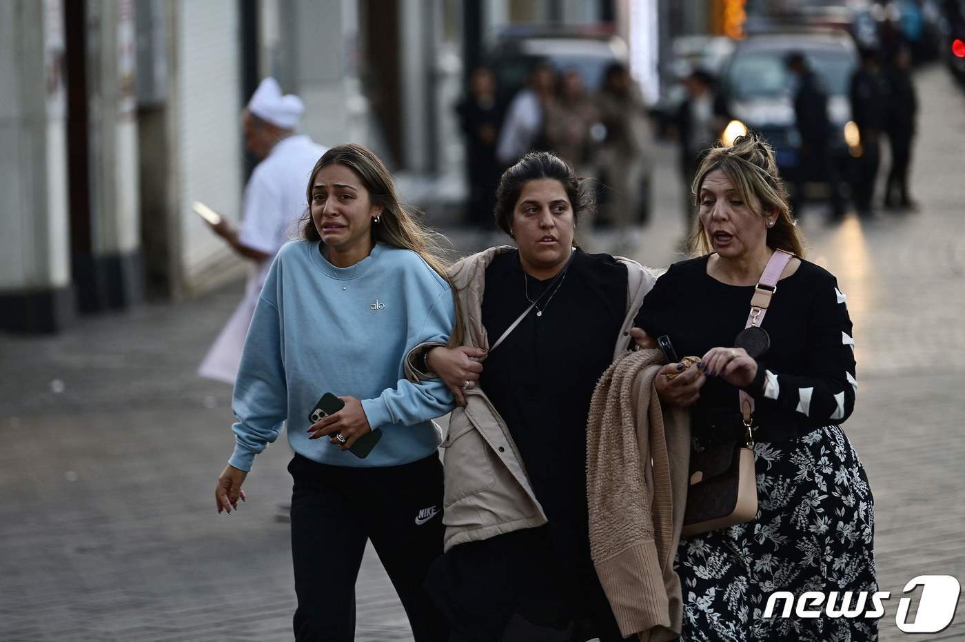 본문 이미지 - 13일(현지시간) 튀르키예 이스탄불의 이스티크랄 거리에서 원인이 밝혀지지 않은 강력한 폭발 사고가 발생해 87명이 사상한 현장서 시민이 대피를 하고 있다. ⓒ AFP=뉴스1 ⓒ News1 우동명 기자