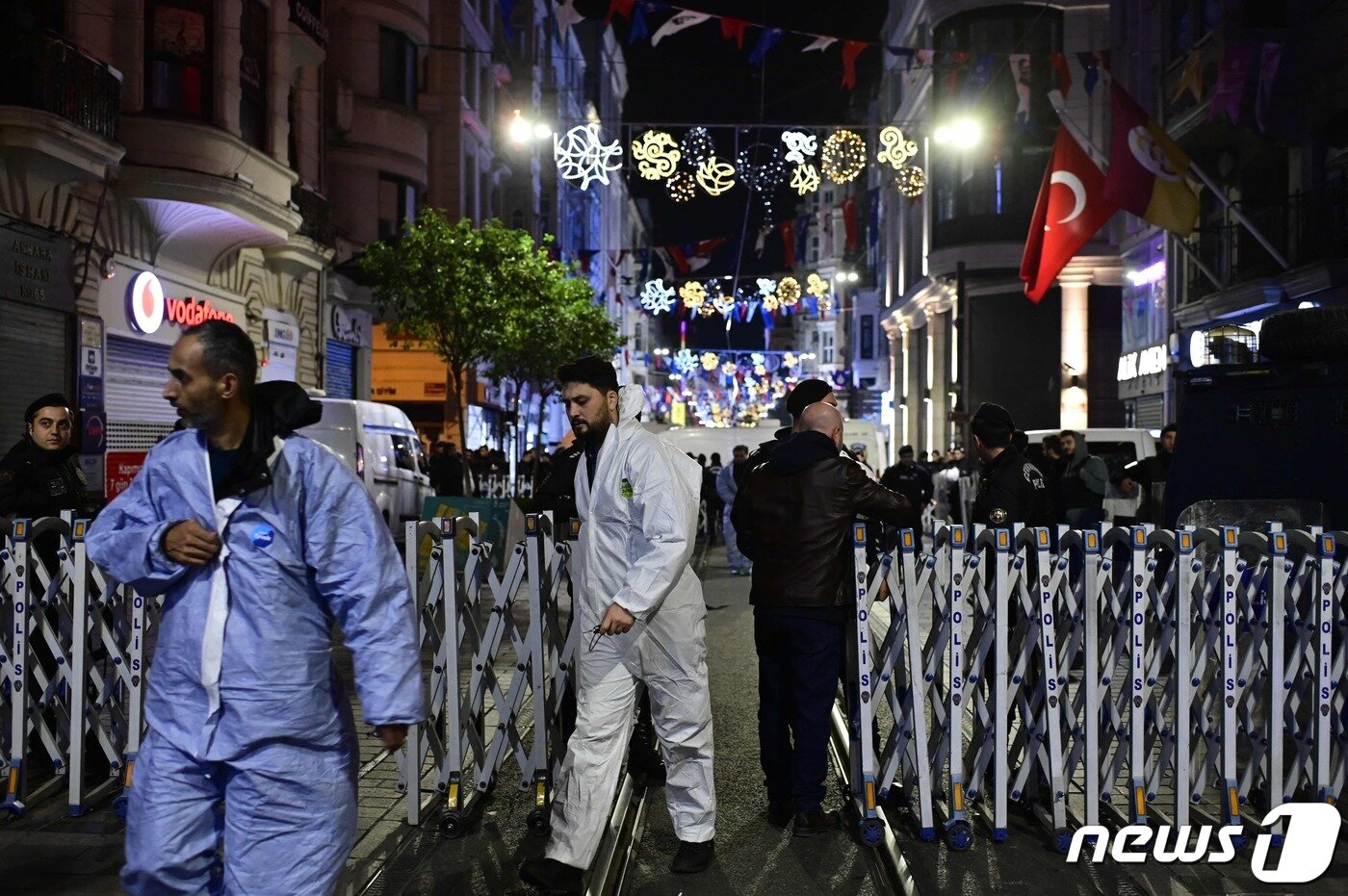 본문 이미지 - 13일(현지시간) 튀르키예 이스탄불의 이스티크랄 거리에서 원인이 밝혀지지 않은 강력한 폭발 사고가 발생해 87명이 사상한 현장을 경찰이 통제하고 있다. ⓒ AFP=뉴스1 ⓒ News1 우동명 기자