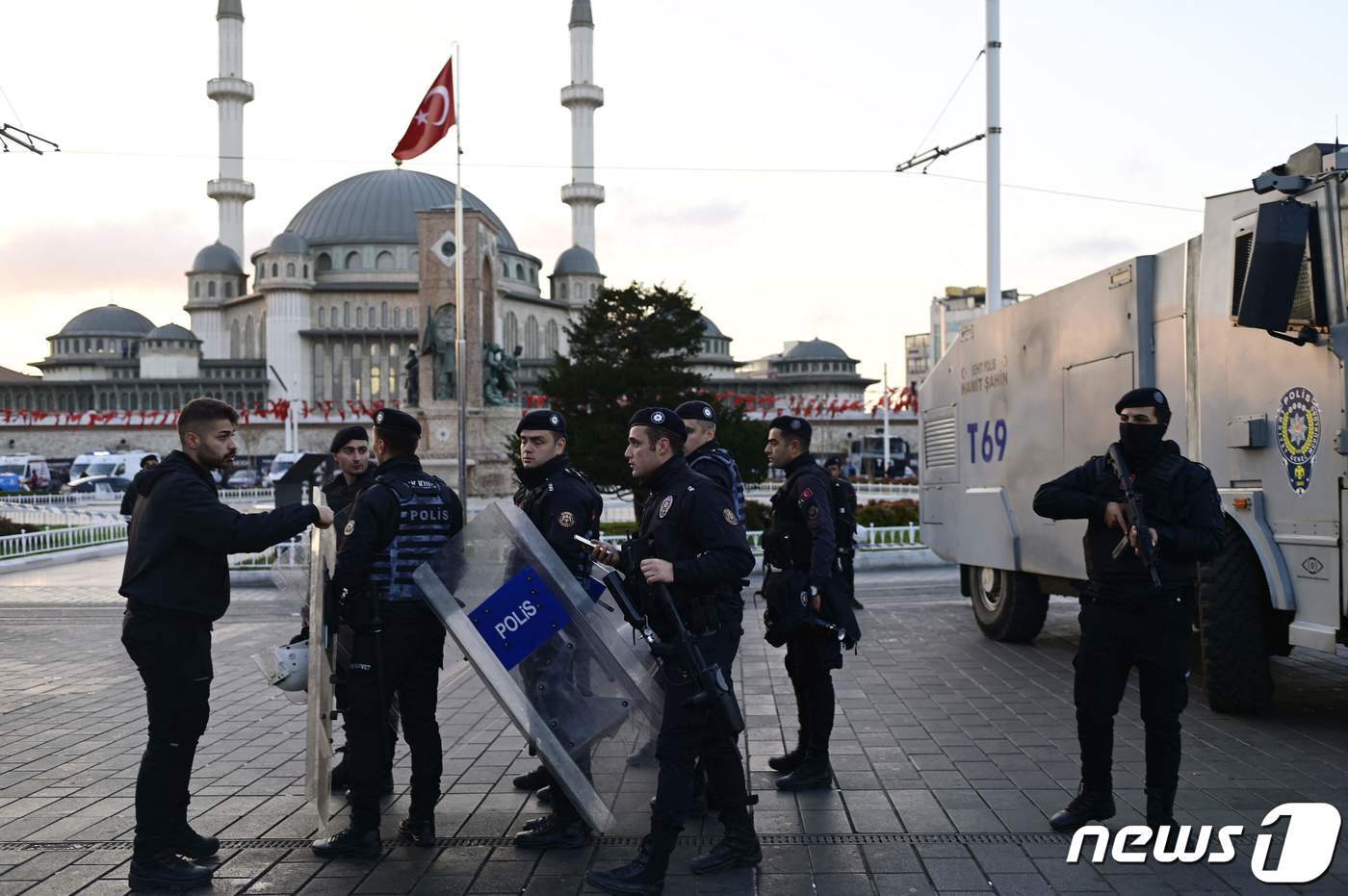 본문 이미지 - 13일(현지시간) 튀르키예 이스탄불의 이스티크랄 거리에서 원인이 밝혀지지 않은 강력한 폭발 사고가 발생해 87명이 사상한 현장서 경찰이 경비 지시를 받고 있다. ⓒ AFP=뉴스1 ⓒ News1 우동명 기자