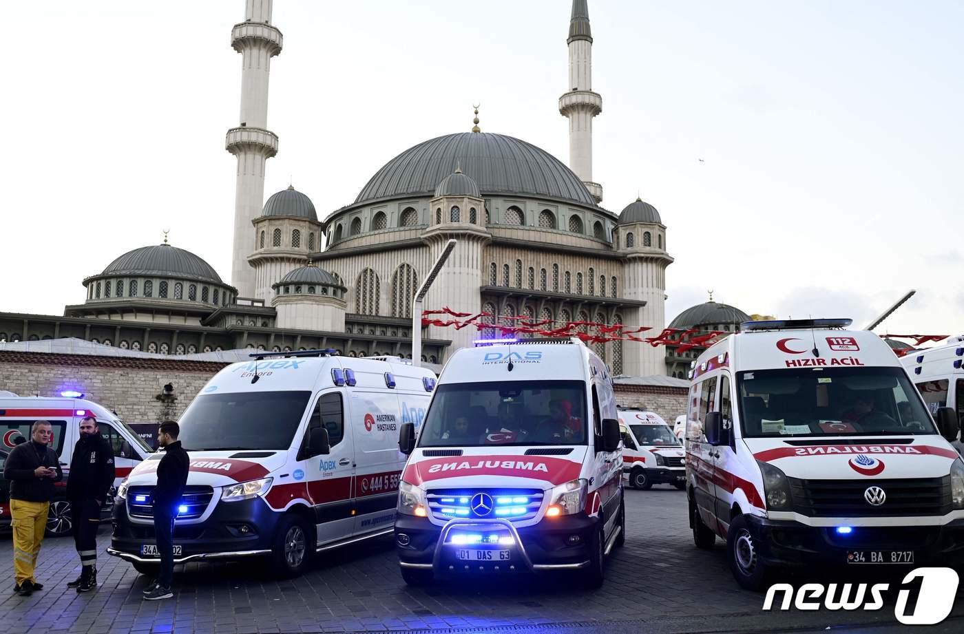 (이스탄불 AFP=뉴스1) 우동명 기자 = 13일(현지시간) 튀르키예 이스탄불의  이스티크랄 거리에서 원인이 밝혀지지 않은 강력한 폭발 사고가 발생해 87명이 사상한 현장에 경찰과 …