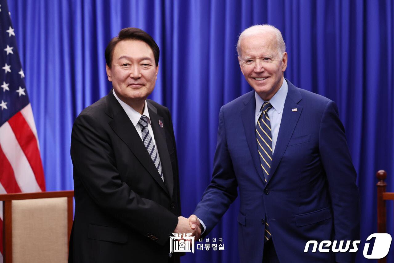 본문 이미지 - 윤석열 대통령이 지난해 11월13일(현지시간) 캄보디아 프놈펜의 한 호텔에서 열린 한미 정상회담에서 조 바이든 미국 대통령과 악수하고 있다. (대통령실 홈페이지) 2022.11.14/뉴스1 ⓒ News1 오대일 기자