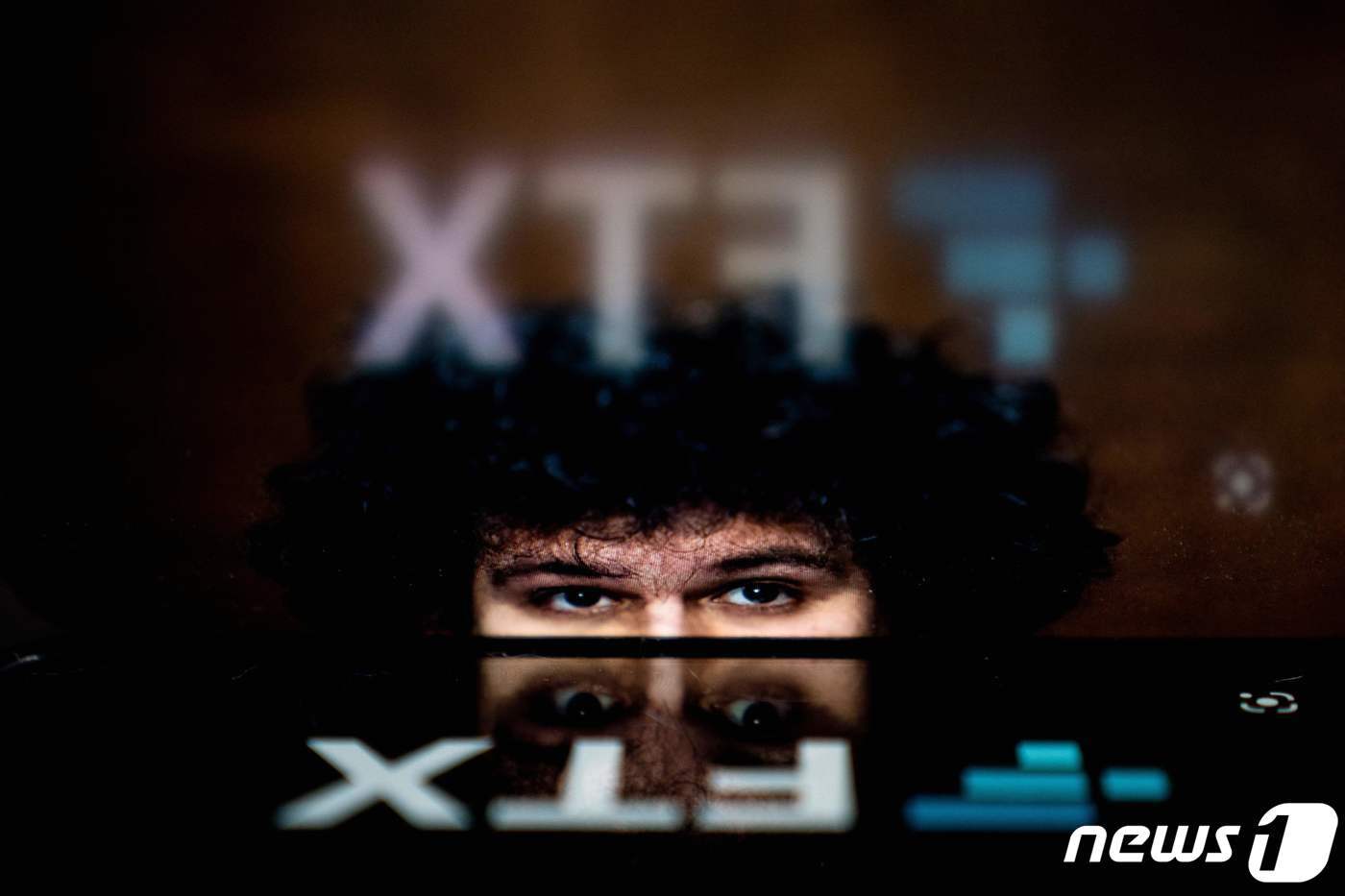 본문 이미지 - 초대형 가상자산 거래소 FTX의 최고경영자 (CEO) 샘 뱅크먼 프리드와 FTX의 로고다. ⓒ AFP=뉴스1 ⓒ News1 임세원 기자