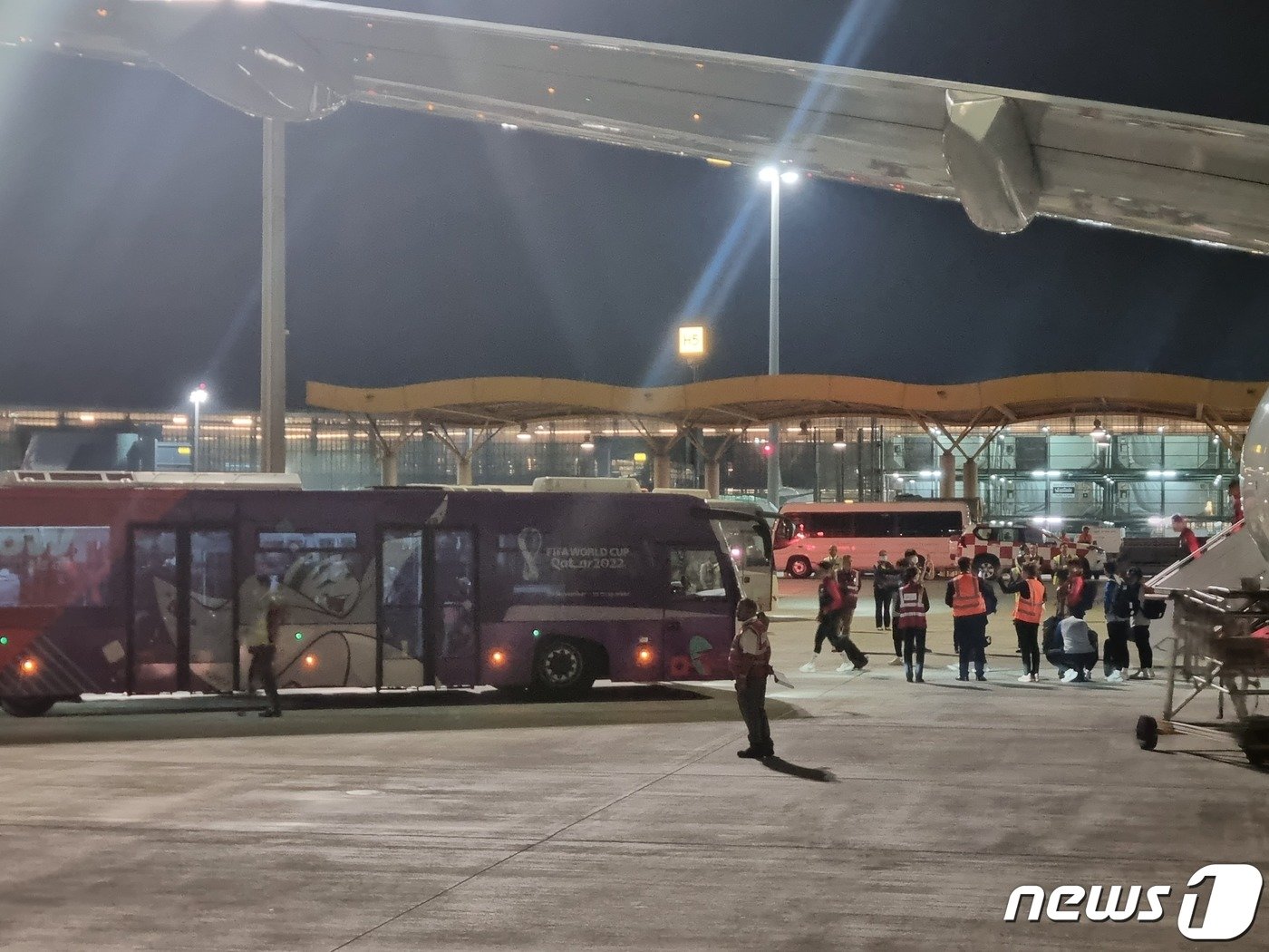 본문 이미지 - 2022 국제축구연맹&#40;FIFA&#41; 카타르 월드컵에서 한국 선수단이 이용하는 버스. /뉴스1 안영준 기자