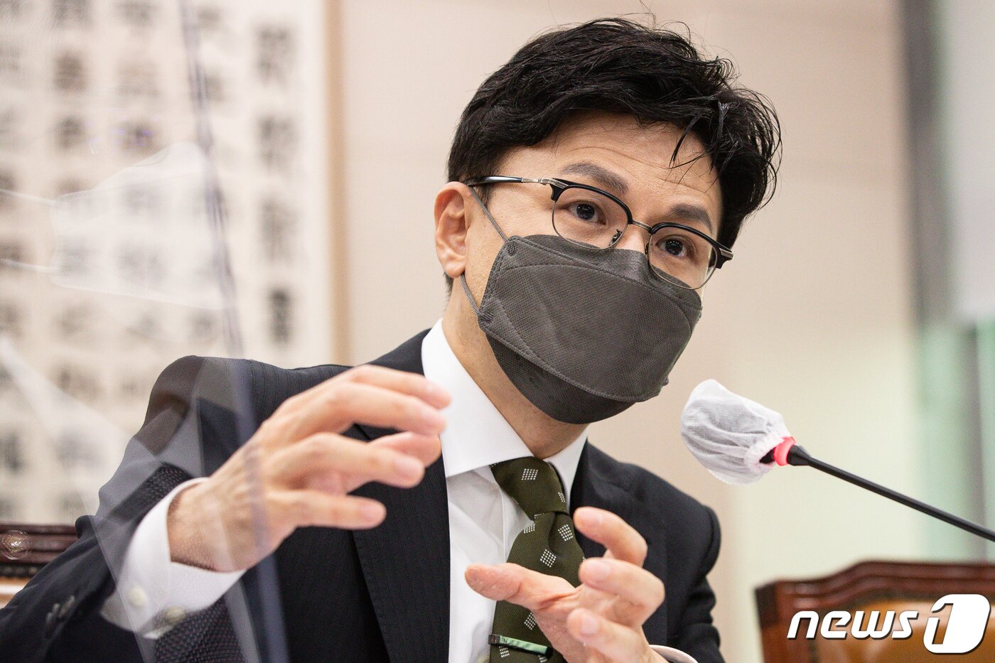 본문 이미지 - 한동훈 법무부 장관이 지난달 14일 서울 여의도 국회에서 열린 제400회 국회&#40;정기회&#41; 법제사법위원회 제6차 전체회의에서 법안 관련 의원 질의에 답하고 있다. 2022.11.14/뉴스1 ⓒ News1 유승관 기자