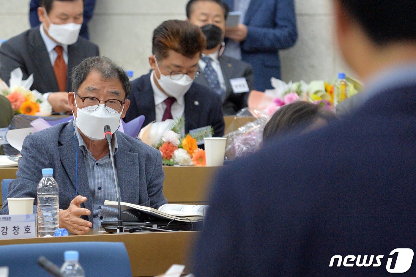 본문 이미지 - 14일 오전 포스텍(포항공대)국제관에서 열린 2022포항지진 국제포럼에서 김광희 부산대 교수의 주제 발표 후 이어진 질문시간에 포항지진 정부합동조사단 양만재 박사가 지열발전소 안정화 조사에 시민대표가 참석하지 못한 이유 등에 대해 질문하고 있다. 김 교수는 포항지열발전소 안정성 확보를 위한 연구 책임자로 연구를 진행하고 있다.2022.11.14/뉴스1 최창호 기자
