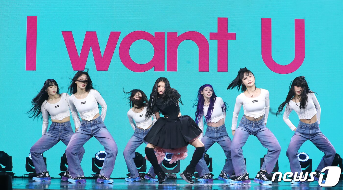 본문 이미지 - 오마이걸 유아가 14일 오후 서울 광장동 예스24 라이브홀에서 가진 두 번째 솔로 미니 앨범 &#39;셀피쉬&#40;SELFISH&#41;&#39; 쇼케이스에서 신곡 &#39;셀피쉬&#39;를 선보이고 있다. ⓒ News1 권현진 기자