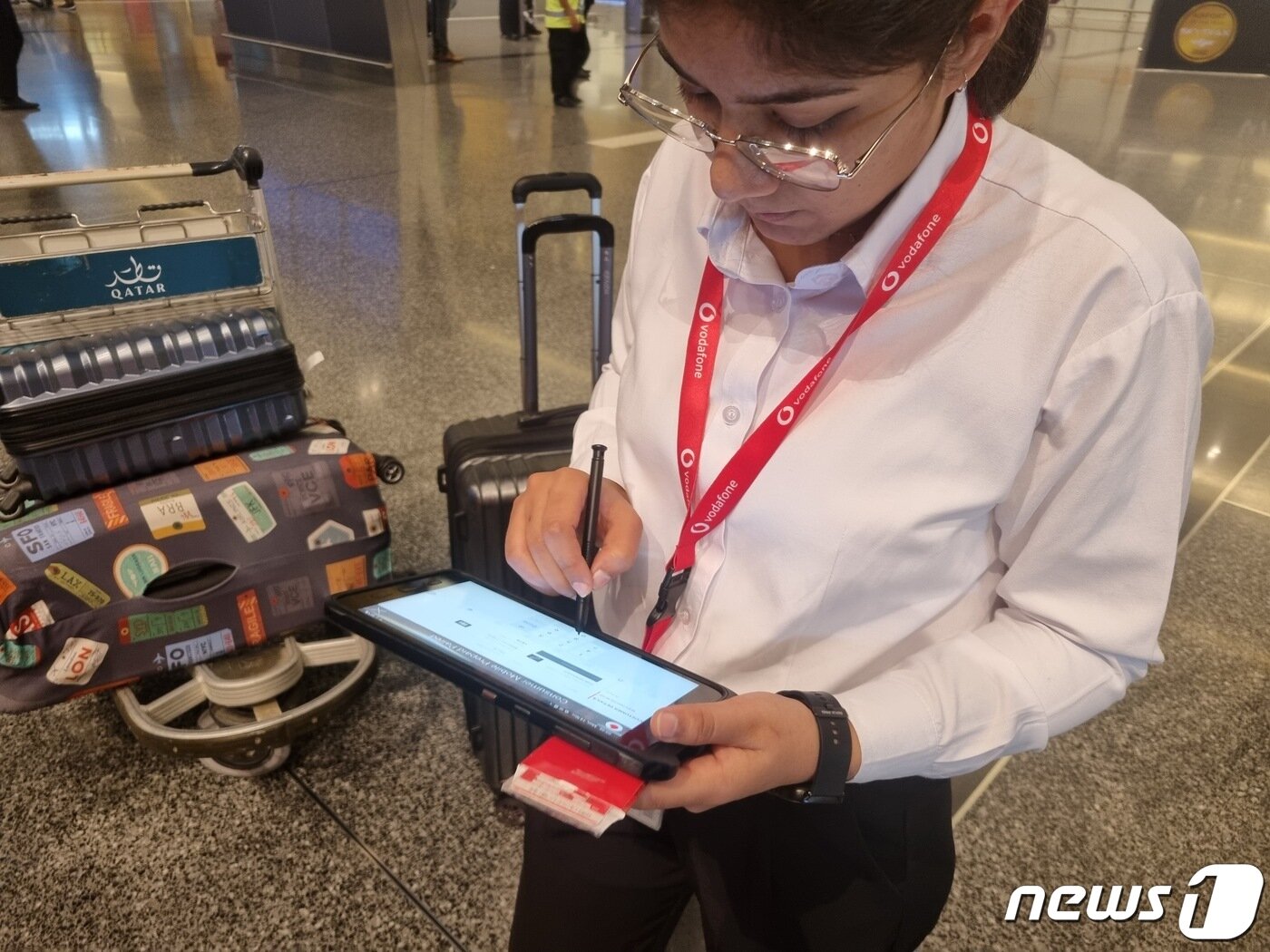 본문 이미지 - 유심을 무료로 제공하는 관계자 