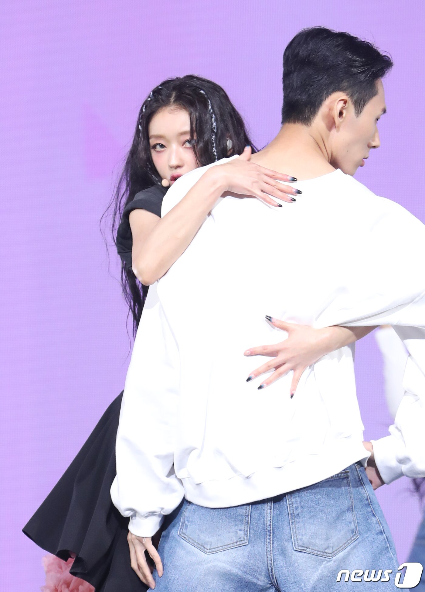 본문 이미지 - 오마이걸 유아가 14일 오후 서울 광장동 예스24 라이브홀에서 가진 두 번째 솔로 미니 앨범 &#39;셀피쉬&#40;SELFISH&#41;&#39; 쇼케이스에서 아찔한 퍼포먼스를 선보이고 있다. ⓒ News1 권현진 기자