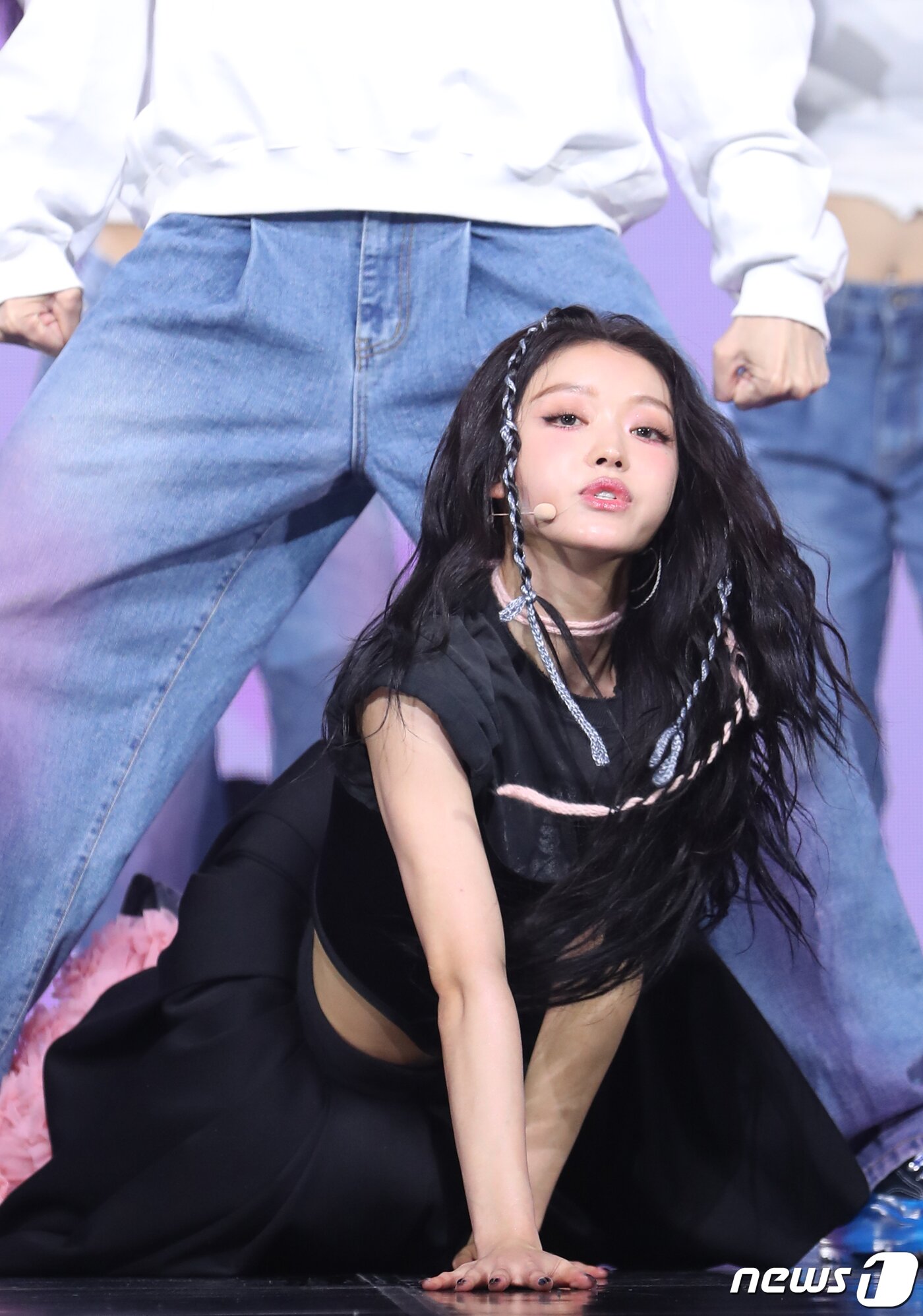 본문 이미지 - 오마이걸 유아가 14일 오후 서울 광장동 예스24 라이브홀에서 가진 두 번째 솔로 미니 앨범 &#39;셀피쉬&#40;SELFISH&#41;&#39; 쇼케이스에서 신곡 &#39;셀피쉬&#39;를 선보이며 치명적인 매력을 선보이고 있다. ⓒ News1 권현진 기자