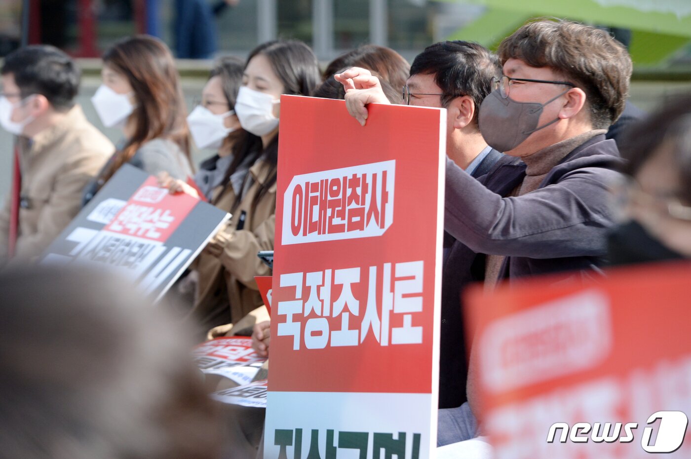 본문 이미지 - 더불어민주당 광주광역시당 관계자들이 14일 오후 광주 서구 광천동 유스퀘어(광천터미널) 광장에서 10·29 이태원참사 국정조사·특검 추진 범국민서명운동본부 발대식을 열고 서명 동참을 촉구하고 있다. 2022.11.14/뉴스1 ⓒ News1 이승현 기자