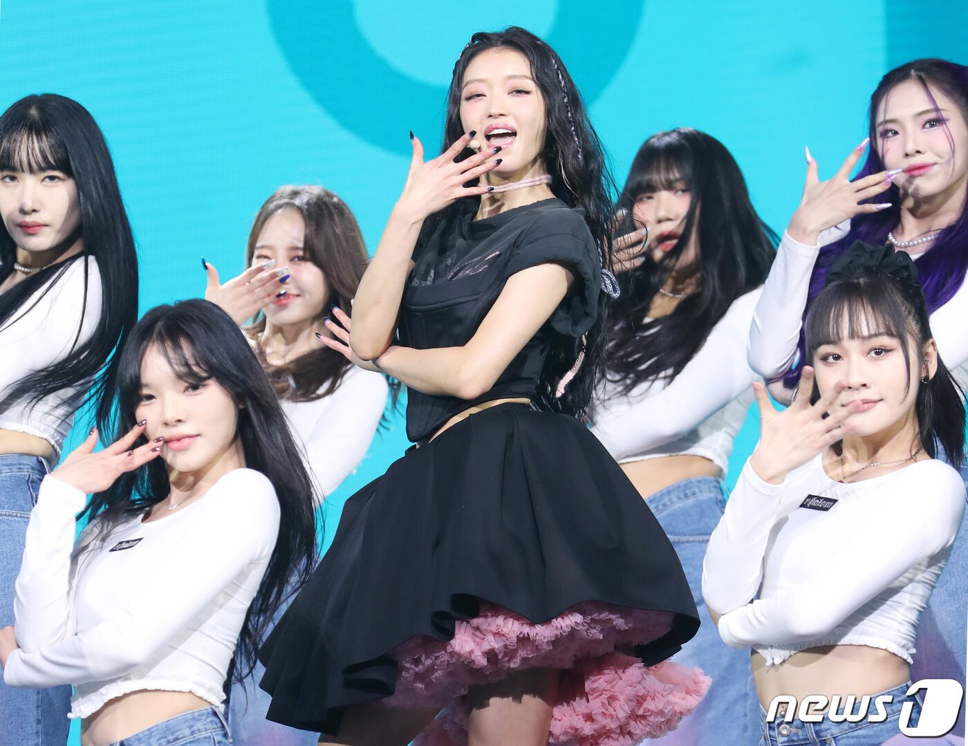 본문 이미지 - 오마이걸 유아가 14일 오후 서울 광장동 예스24 라이브홀에서 가진 두 번째 솔로 미니 앨범 &#39;셀피쉬&#40;SELFISH&#41;&#39; 쇼케이스에서 신곡 &#39;셀피쉬&#39;를 선보이고 있다. ⓒ News1 권현진 기자