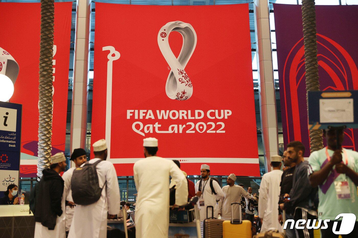 본문 이미지 - 파울루 벤투 감독이 이끄는 축구국가대표팀이 카타르 도하에 입국한 14일(현지시간) 새벽 카타르 도하 하마드국제공항 입국장에 월드컵 관련 조형물과 현수막이 설치돼 있다. 2022.11.14/뉴스1 ⓒ News1 이광호 기자