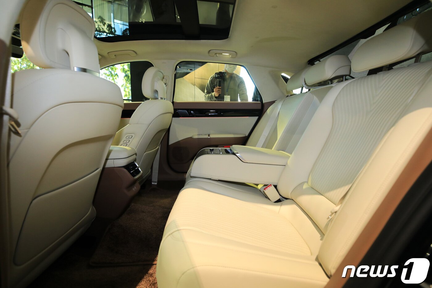 본문 이미지 - 14일 오후 경기 고양시 현대모터스튜디오 고양에서 열린 ‘디 올 뉴 그랜저 온라인 컨퍼런스 및 실차 전시’ 행사에 7세대 그랜저가 전시돼 있다. 2022.11.14/뉴스1 ⓒ News1 구윤성 기자