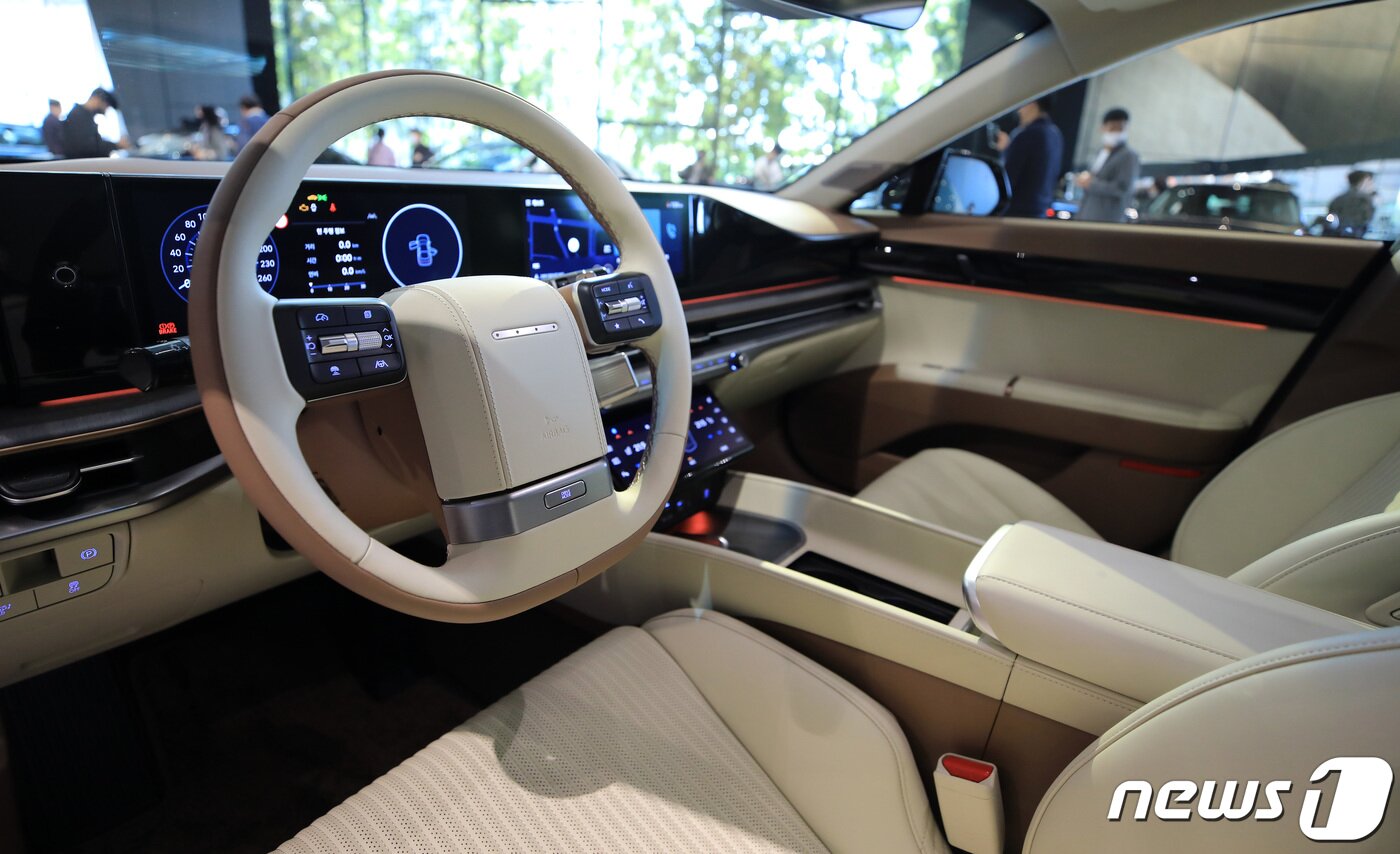 본문 이미지 - 14일 오후 경기 고양시 현대모터스튜디오 고양에서 열린 ‘디 올 뉴 그랜저 온라인 컨퍼런스 및 실차 전시’ 행사에 7세대 그랜저가 전시돼 있다. 2022.11.14/뉴스1 ⓒ News1 구윤성 기자