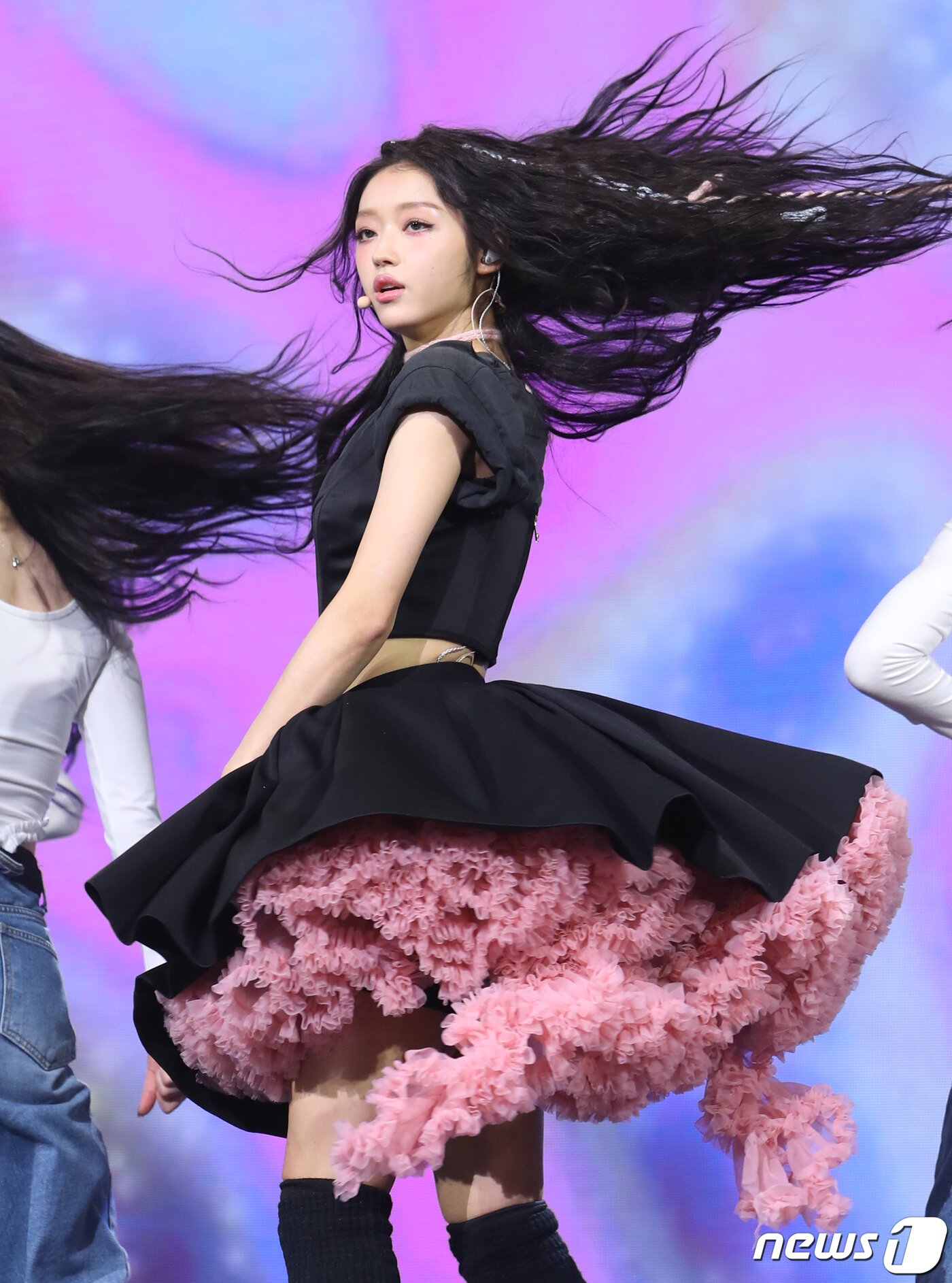 본문 이미지 - 그룹 오마이걸 유아가 14일 오후 서울 광장동 예스24 라이브홀에서 가진 두 번째 솔로 미니 앨범 &#39;셀피쉬&#40;SELFISH&#41;&#39; 쇼케이스에서 신곡을 선보이고 있다. ⓒ News1 권현진 기자