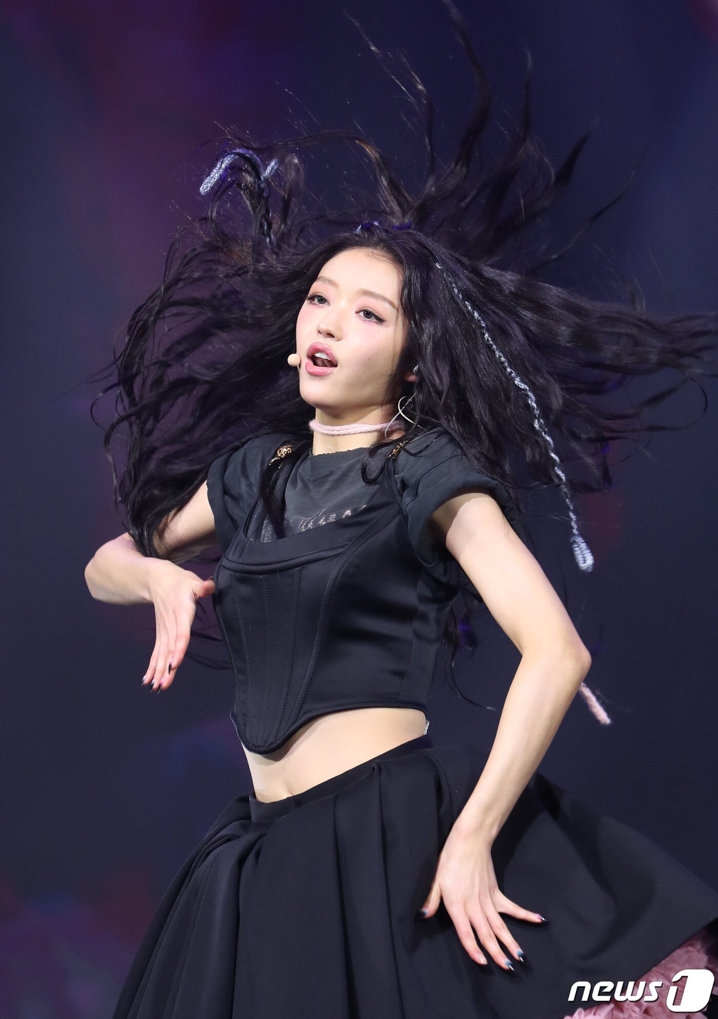 본문 이미지 - 그룹 오마이걸 유아가 14일 오후 서울 광장동 예스24 라이브홀에서 가진 두 번째 솔로 미니 앨범 &#39;셀피쉬&#40;SELFISH&#41;&#39; 쇼케이스에서 신곡 ‘Lay Low’를 열창하고 있다. ⓒ News1 권현진 기자