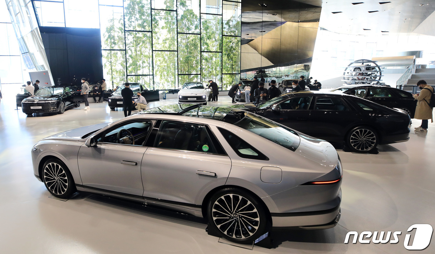 (고양=뉴스1) 구윤성 기자 = 14일 오후 경기 고양시 현대모터스튜디오 고양에서 열린 ‘디 올 뉴 그랜저 온라인 컨퍼런스 및 실차 전시’ 행사에 7세대 그랜저가 전시돼 있다. 2 …