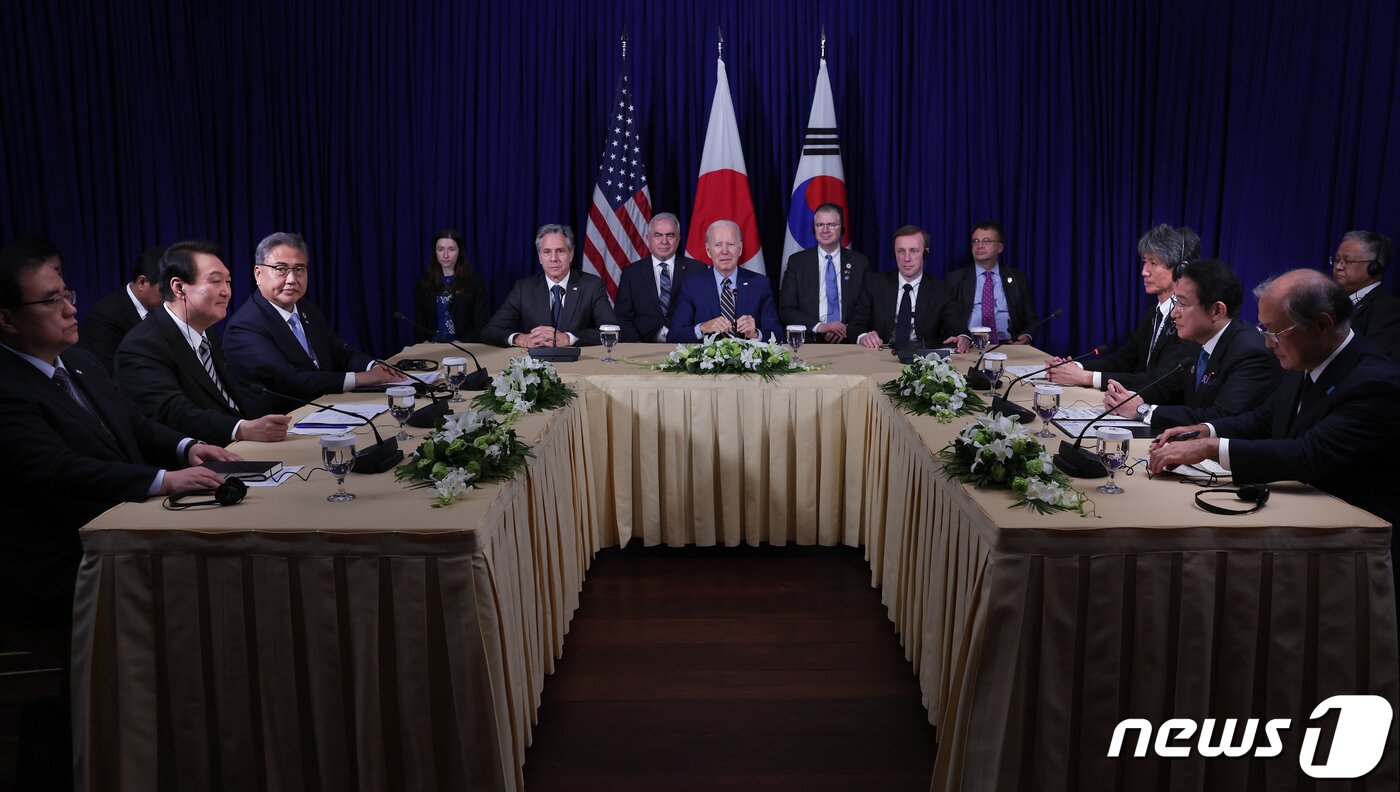 본문 이미지 - 한미일 정상회담. (대통령실 제공)