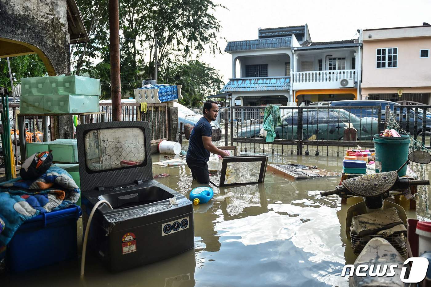 (샤알람 AFP=뉴스1) 이서영 기자 = 14일 말레이시아 당국은 19일 총선을 앞두고 장마철 폭우로 인한 안전에 대한 우려가 높아짐에 따라 수천 명을 임시 대피소로 대피시켰다. …