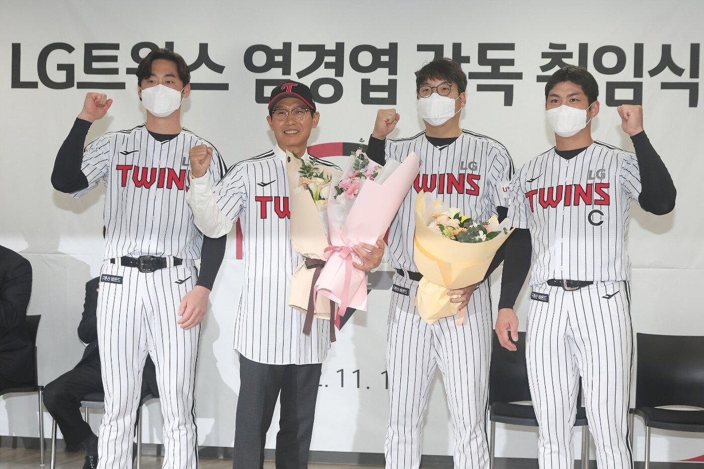 본문 이미지 - 왼쪽부터 LG 트윈스의 진해수, 염경엽 감독, 김현수, 오지환.(LG 트윈스 제공)