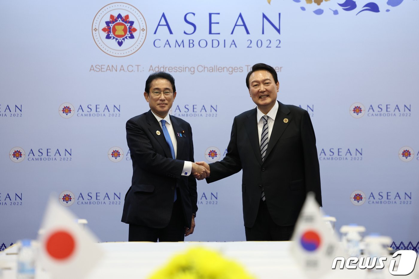 본문 이미지 - 윤석열 대통령이 지난해 11월13일(현지시간) 캄보디아 프놈펜의 한 호텔에서 열린 한일 정상회담에서 기시다 후미오 일본 총리와 손을 잡은 채 기념 촬영을 하고 있다. (대통령실 제공) 2022.11.14/뉴스1 ⓒ News1 오대일 기자