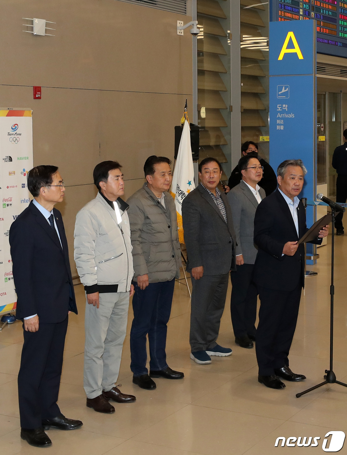 (인천공항=뉴스1) 구윤성 기자 = 이기흥 대한체육회장이 14일 오후 인천국제공항에서귀국해 2027 하계 세계대학경기대회(유니버시아드) 유치 성공 경과보고를 하고 있다.국제대학스포 …