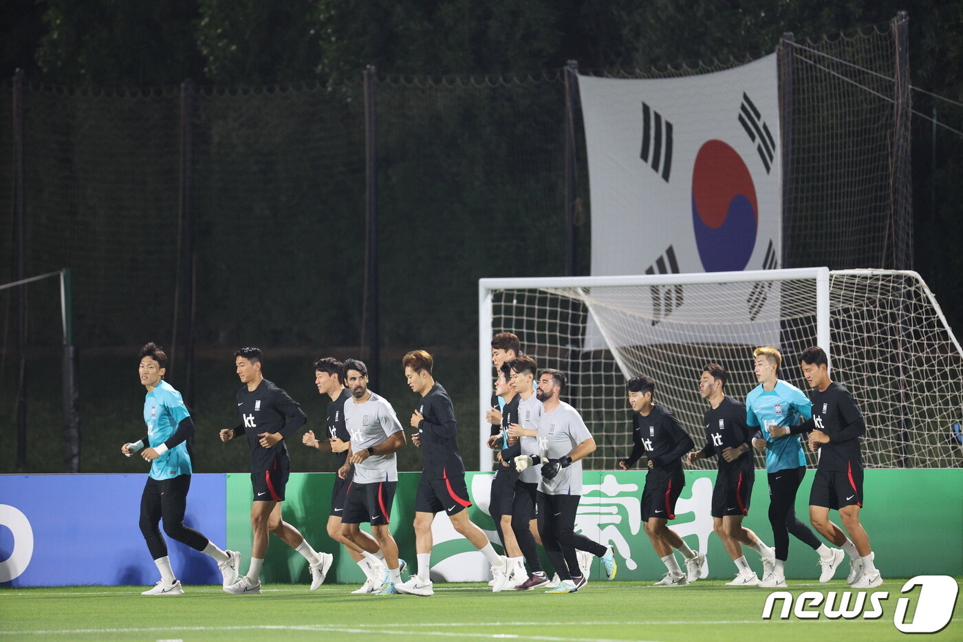 본문 이미지 - 2022 카타르 월드컵 때 베이스캠프에서 훈련하는 한국 축구 국가대표팀. /뉴스1 ⓒ News1 이광호 기자