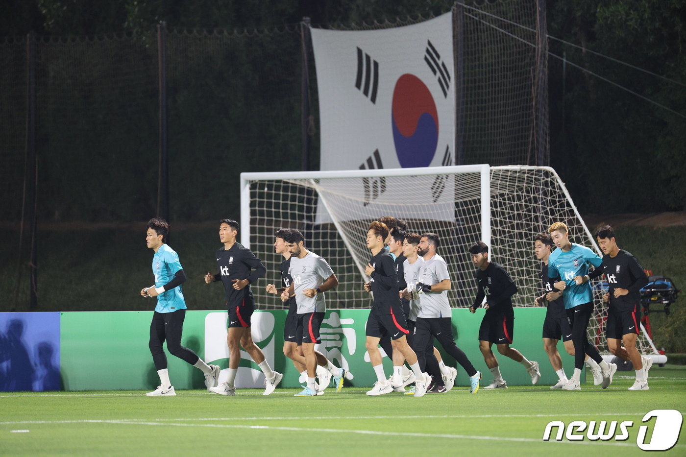 파울루 벤투 감독이 이끄는 월드컵 축구대표팀이 14일 오후&#40;현지시간&#41; 카타르 도하 알 에글라 트레이닝센터에서 첫 훈련을 하고 있다. 벤투호는 오는 24일 오후 10시&#40;한국시간&#41; 우루과이와의 경기를 시작으로 가나&#40;28일 오후 10시&#41;, 포르투갈&#40;12월3일 오전 0시&#41;과 차례로 조별리그를 치른다.2022.11.14/뉴스1 ⓒ News1 이광호 기자