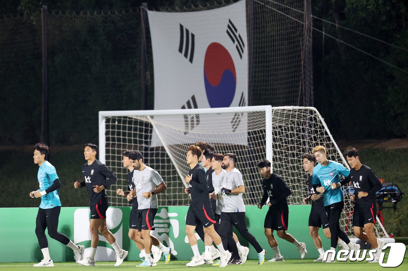 본문 이미지 - 파울루 벤투 감독이 이끄는 월드컵 축구대표팀이 14일 오후(현지시간) 카타르 도하 알 에글라 트레이닝센터에서 첫 훈련을 하고 있다. 벤투호는 오는 24일 오후 10시(한국시간) 우루과이와의 경기를 시작으로 가나(28일 오후 10시), 포르투갈(12월3일 오전 0시)과 차례로 조별리그를 치른다.2022.11.14/뉴스1 ⓒ News1 이광호 기자