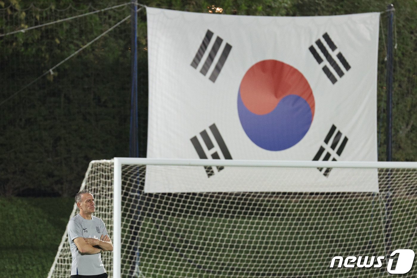 파울루 벤투 축구대표팀 감독이 14일 오후&#40;현지시간&#41; 카타르 도하 알 에글라 트레이닝센터에서 선수들의 첫 훈련을 지켜보고 있다. 벤투호는 오는 24일 오후 10시&#40;한국시간&#41; 우루과이와의 경기를 시작으로 가나&#40;28일 오후 10시&#41;, 포르투갈&#40;12월3일 오전 0시&#41;과 차례로 조별리그를 치른다.2022.11.15/뉴스1 ⓒ News1 이광호 기자