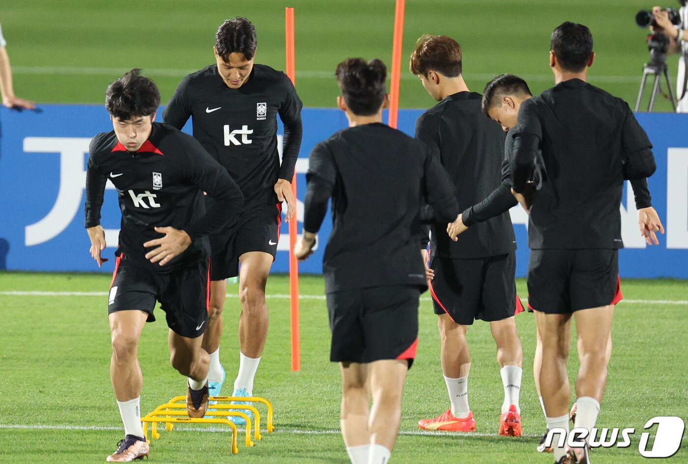 본문 이미지 - 파울루 벤투 감독이 이끄는 월드컵 축구대표팀이 14일 오후(현지시간) 카타르 도하 알 에글라 트레이닝센터에서 첫 훈련을 하고 있다. 벤투호는 오는 24일 오후 10시(한국시간) 우루과이와의 경기를 시작으로 가나(28일 오후 10시), 포르투갈(12월3일 오전 0시)과 차례로 조별리그를 치른다.2022.11.15/뉴스1 ⓒ News1 이광호 기자