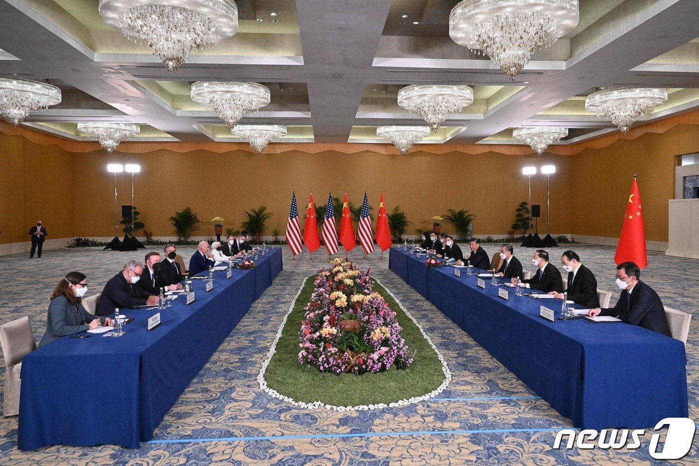본문 이미지 - 시진핑 중국 국가주석&#40;왼쪽&#41;과 조 바이든 미국 대통령&#40;오른쪽&#41;이 14일&#40;현지시간&#41; 인도네시아 누사두아 해변에 있는 물리아 호텔에서 첫 대면 정상회담을 진행했다. ⓒ AFP=뉴스1 ⓒ News1 이유진 기자