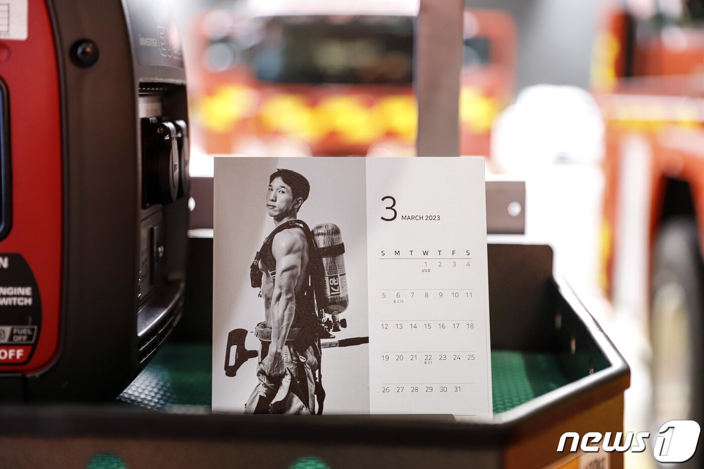 본문 이미지 - 서울소방재난본부는 '2023년도 몸짱소방관 희망나눔달력'을 내년 1월19일까지 선보이고 저소득 화상환자 지원에 나선다고 15일 밝혔다. (서울시 소방재난본부 제공) 2022.11.15/뉴스1