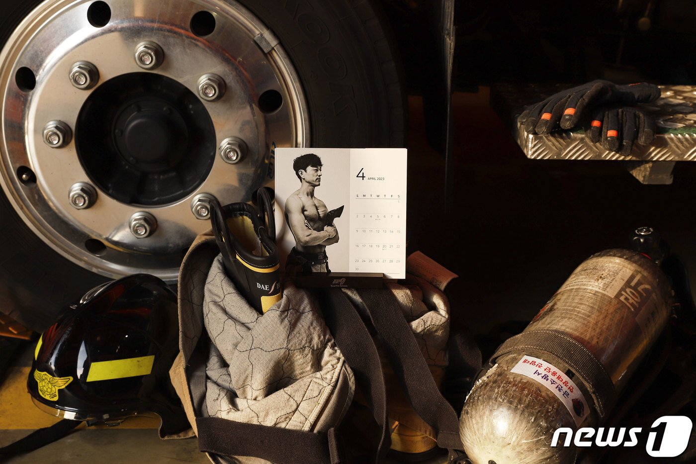 본문 이미지 - 서울소방재난본부는 '2023년도 몸짱소방관 희망나눔달력'을 내년 1월19일까지 선보이고 저소득 화상환자 지원에 나선다고 15일 밝혔다. (서울시 소방재난본부 제공) 2022.11.15/뉴스1