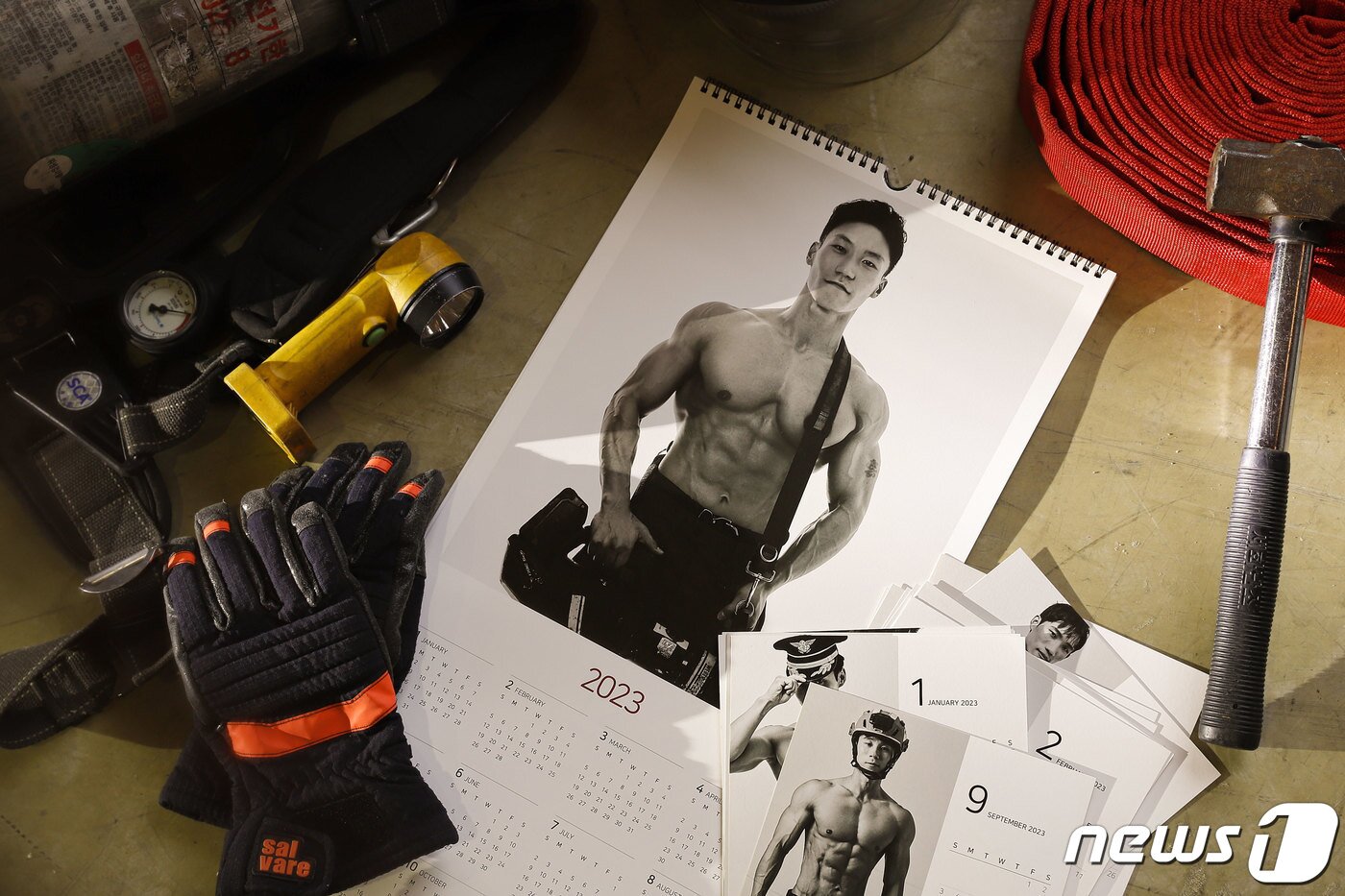 본문 이미지 - 서울소방재난본부는 '2023년도 몸짱소방관 희망나눔달력'을 내년 1월19일까지 선보이고 저소득 화상환자 지원에 나선다고 15일 밝혔다.  (서울시 소방재난본부 제공) 2022.11.15/뉴스1
