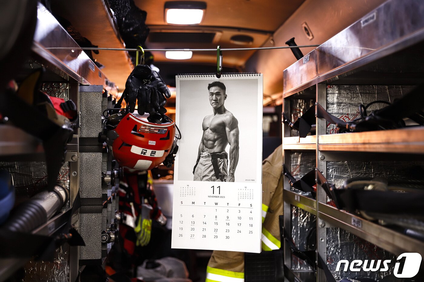 본문 이미지 - 서울소방재난본부는 '2023년도 몸짱소방관 희망나눔달력'을 내년 1월19일까지 선보이고 저소득 화상환자 지원에 나선다고 15일 밝혔다.  (서울시 소방재난본부 제공) 2022.11.15/뉴스1