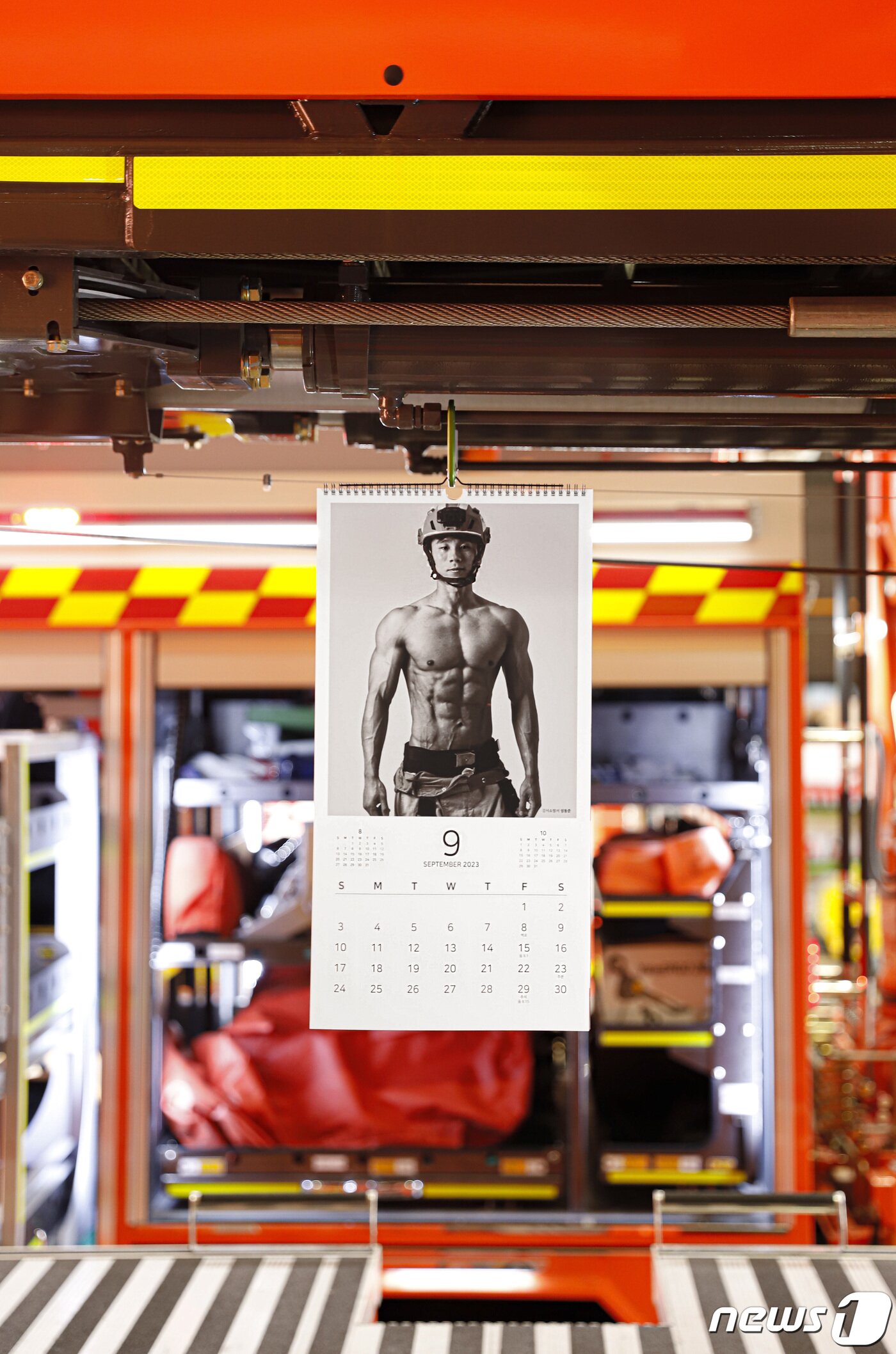 본문 이미지 - 서울소방재난본부는 '2023년도 몸짱소방관 희망나눔달력'을 내년 1월19일까지 선보이고 저소득 화상환자 지원에 나선다고 15일 밝혔다. (서울시 소방재난본부 제공) 2022.11.15/뉴스1