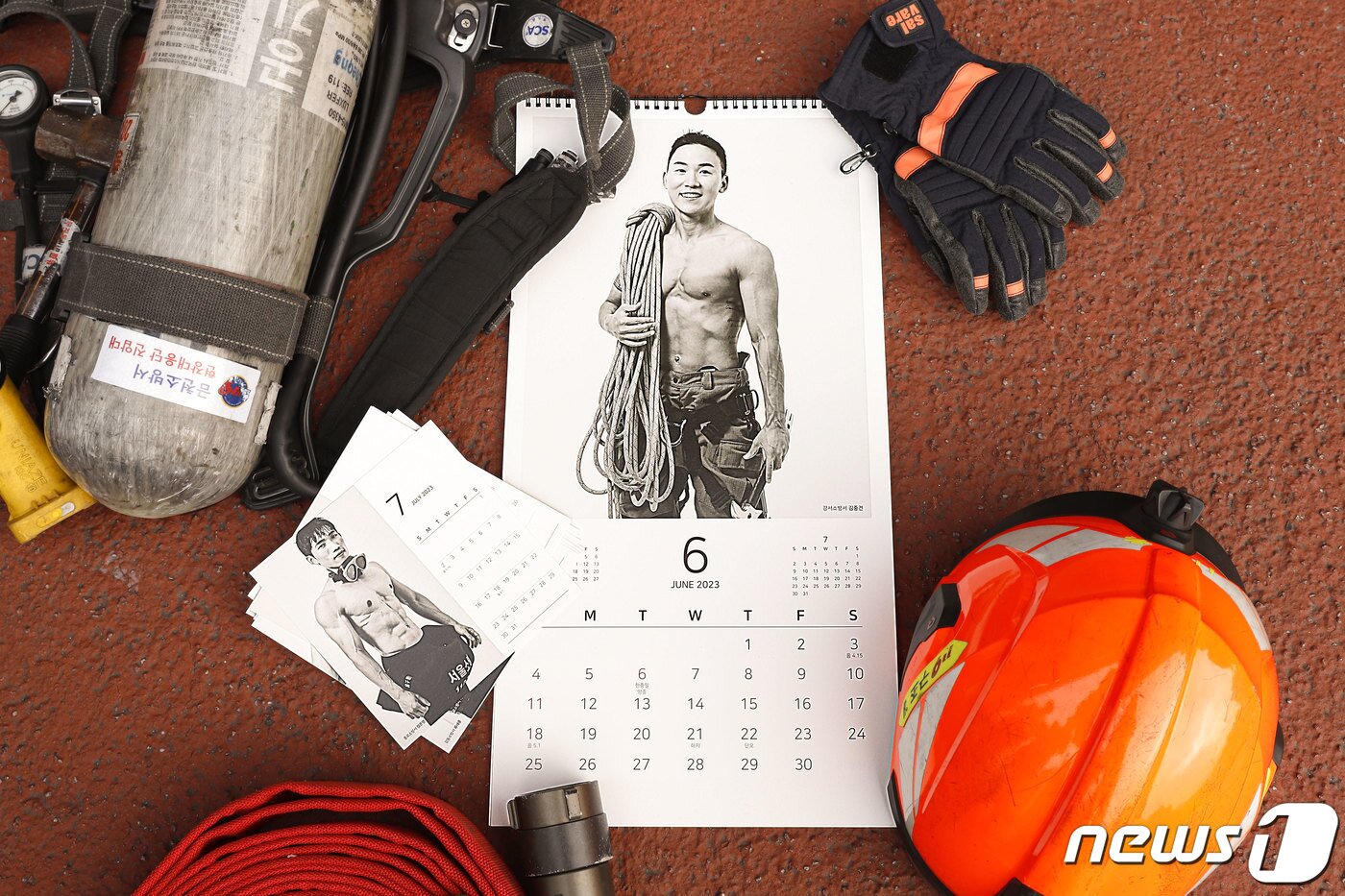 본문 이미지 - 서울소방재난본부는 '2023년도 몸짱소방관 희망나눔달력'을 내년 1월19일까지 선보이고 저소득 화상환자 지원에 나선다고 15일 밝혔다.  (서울시 소방재난본부 제공) 2022.11.15/뉴스1