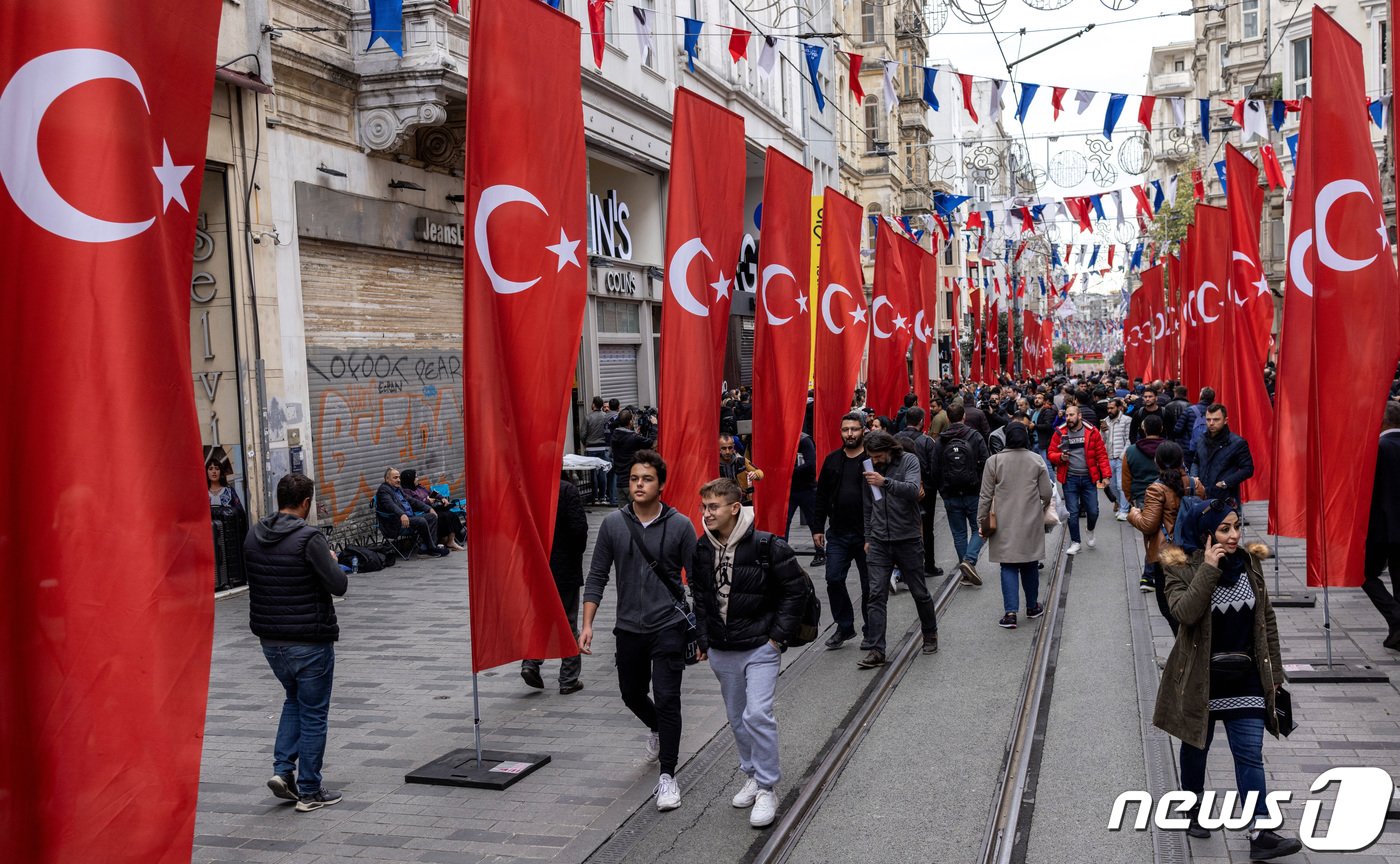 본문 이미지 - 지난 13일&#40;현지시간&#41; 튀르키예 이스탄불의 이스티크랄 거리에서 테러 공격이 발생해 6명이 숨진 가운데, 통행객들이 거리를 거닐고 있다. 2022.11.14. ⓒ 로이터=뉴스1 ⓒ News1 정윤영 기자