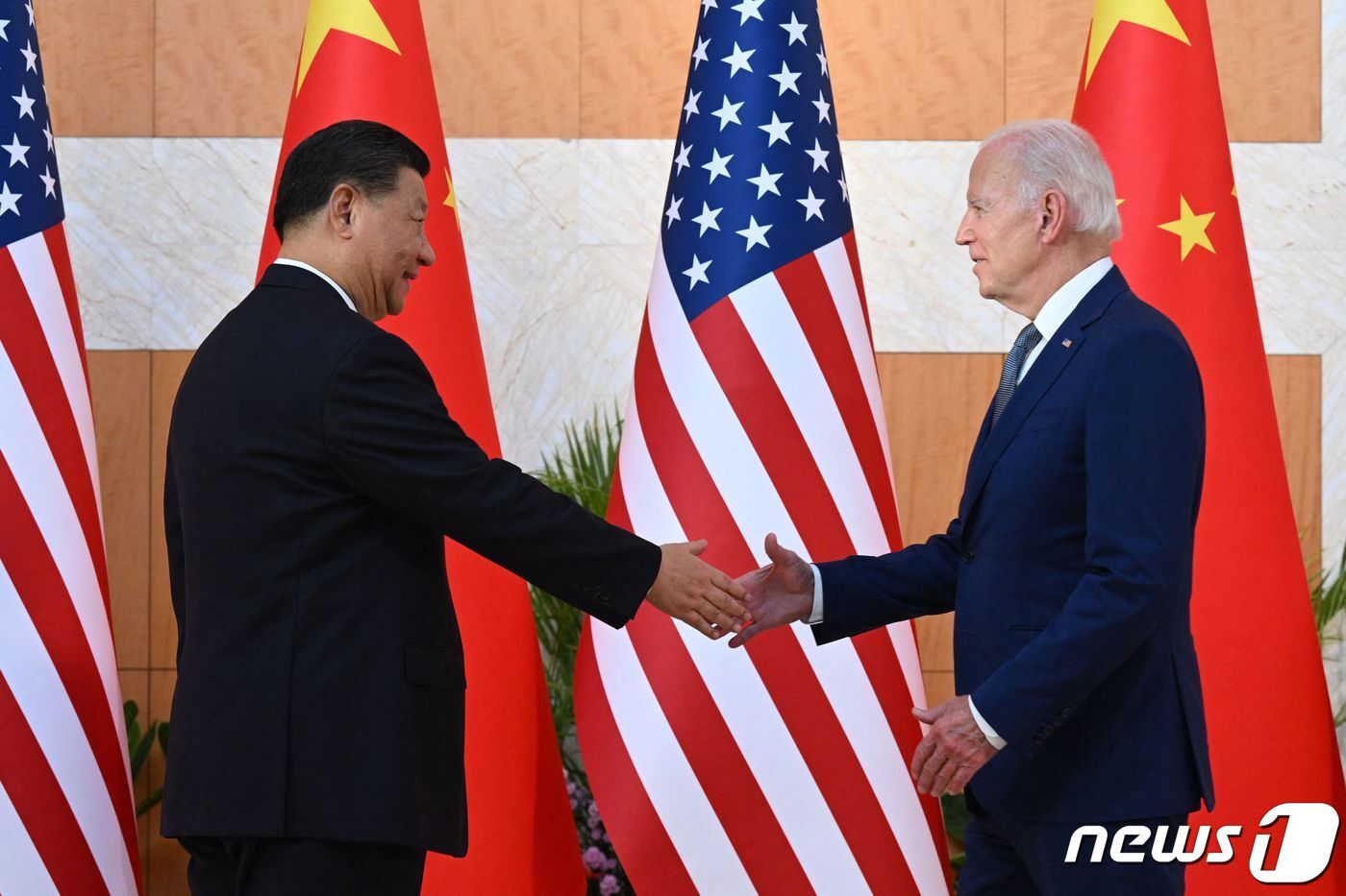 본문 이미지 - 조 바이든 미국 대통령과 시진핑 중국 국가주석이 지난해 인도네시아 발리 누사두아에서 열린 G20 정상회의 중 첫 대면 정상회담을 위해 만나 악수를 하고 있는 모습. ⓒ AFP=뉴스1 ⓒ News1 우동명 기자