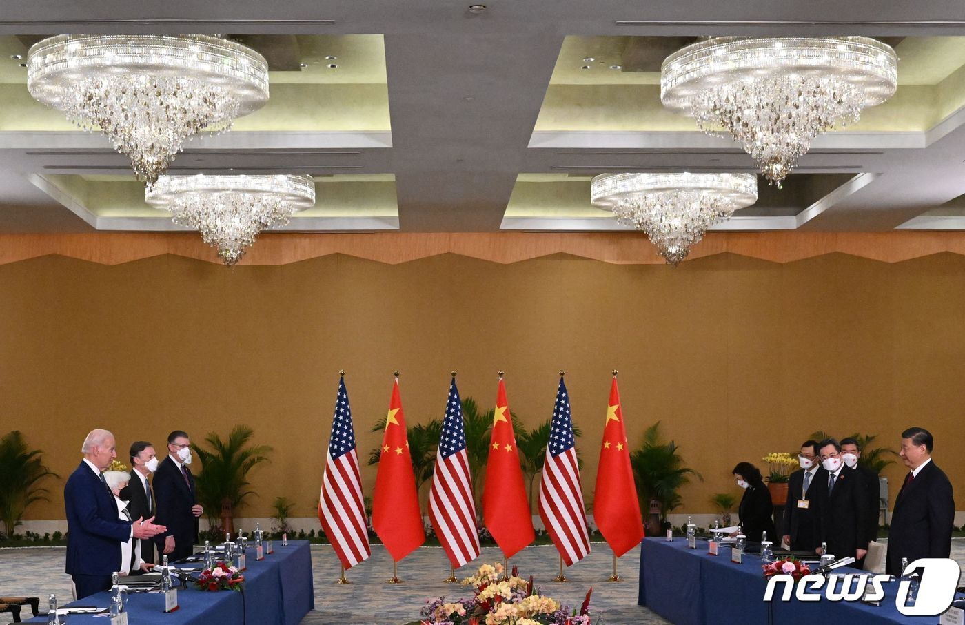 본문 이미지 - 조 바이든 미국 대통령과 시진핑 중국 국가주석이 14일 (현지시간) 인도네시아 발리 누사두아에서 열린 G20 정상회의 중 첫 대면 정상회담을 하고 있다. ⓒ AFP=뉴스1 ⓒ News1 우동명 기자