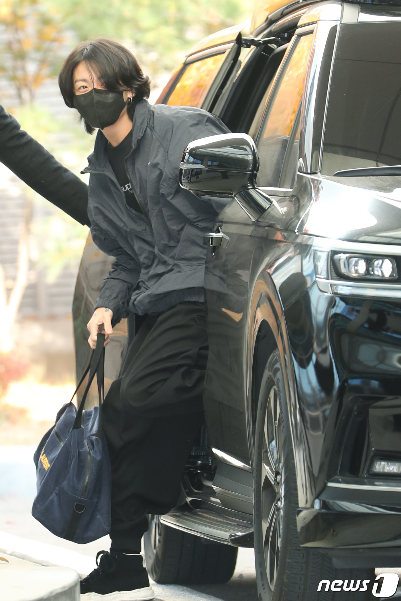 (김포공항=뉴스1) 권현진 기자 = 그룹 방탄소년단(BTS)의 정국이 15일 오전 김포비지니스센터를 통해 카타르로 출국하기 위해 차에서 내리고 있다. 2022.11.15/뉴스1