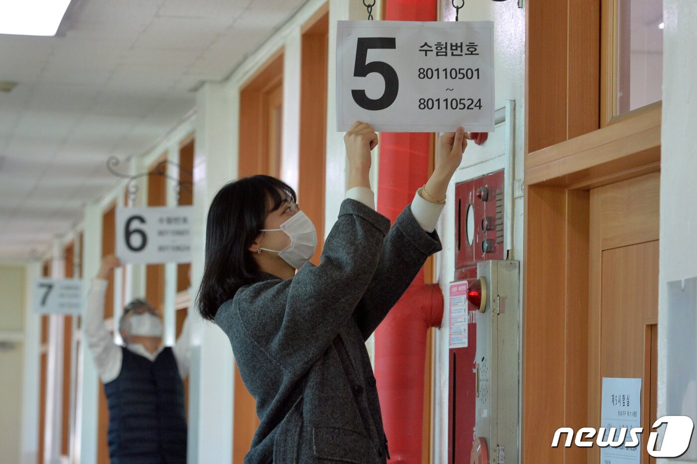 본문 이미지 - 2023학년도 수능시험을 이틀 앞둔 15일 오전 경북 포항시 남구 영일고등학교에서 교직원들이 시험실을 준비하고 있다.2022.11.15/뉴스1 ⓒ News1 최창호 기자