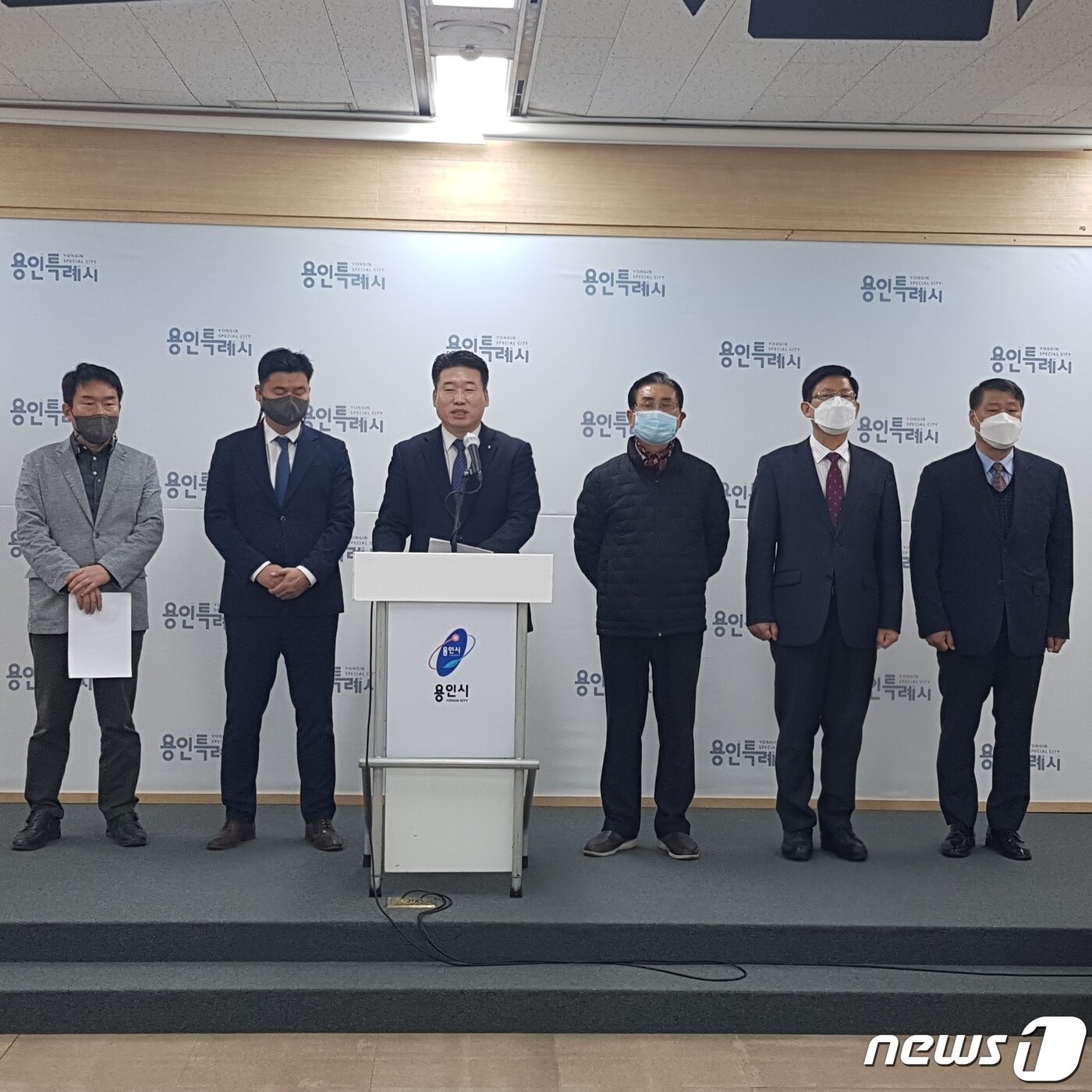 본문 이미지 - 정원영 전 용인시정연구원장이 기자회견을 하고 있다.