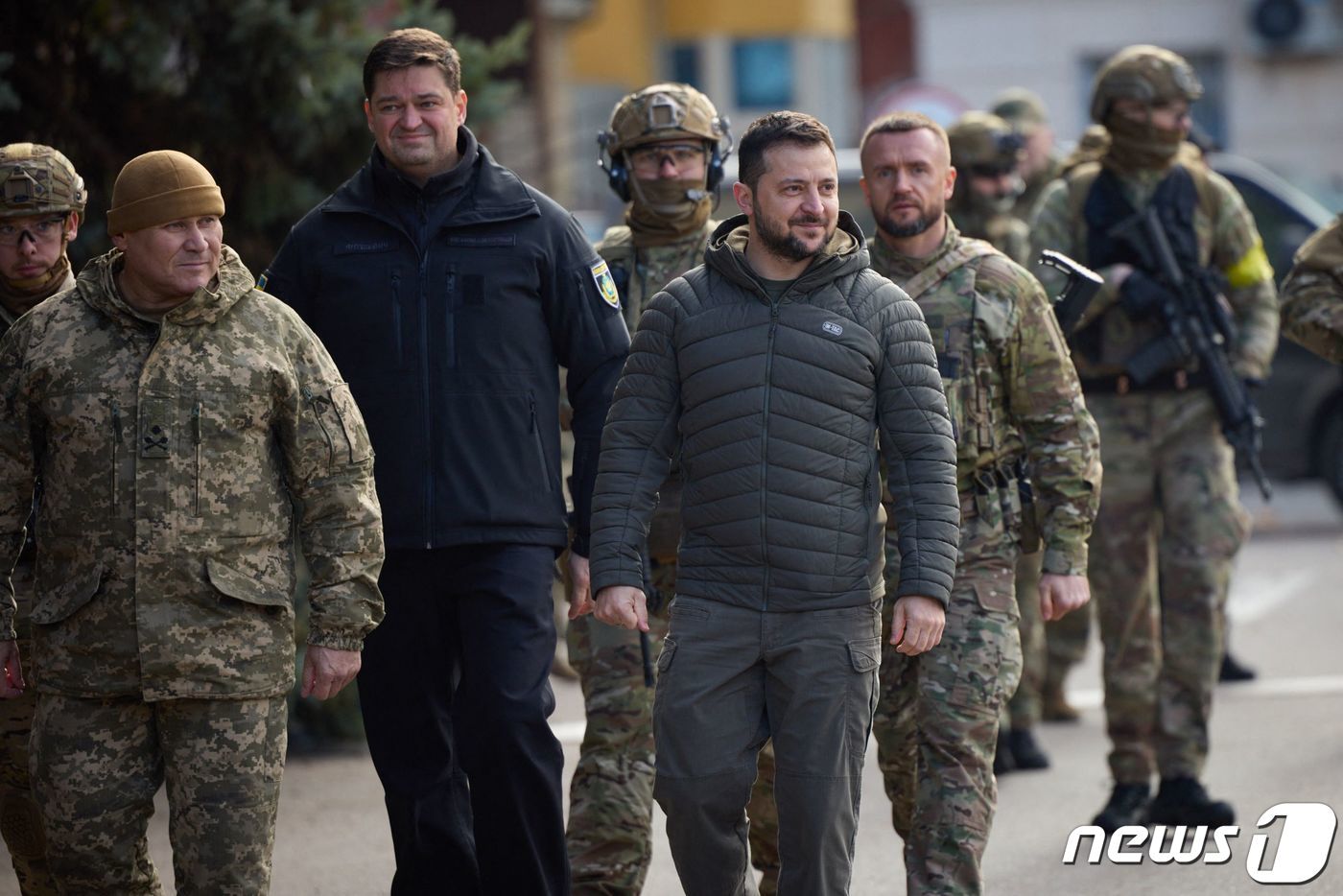 본문 이미지 - 볼로디미르 젤렌스키 우크라이나 대통령이 14일(현지시간) 러시아로부터 8개월 만에 탈환한 헤르손을 방문하고 있다. ⓒ AFP=뉴스1 ⓒ News1 우동명 기자