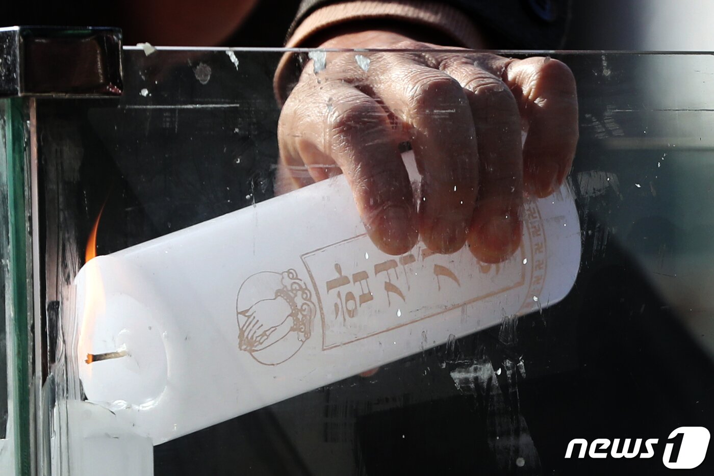 본문 이미지 - 2023학년도 대학수학능력시험을 이틀 앞둔 15일 오전 서울 종로구 조계사에 수험생 가족이 촛불공양을 하고 있다. 2022.11.15/뉴스1 ⓒ News1 황기선 기자