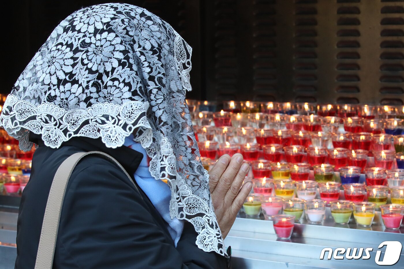 본문 이미지 - 2023학년도 대학수학능력시험을 이틀 앞둔 15일 오전 대구 중구 남산동 천주교 대구대교구청 성모당에서 열린 '수험생 응원 미사'에 참석한 학부모들이 수험생 자녀의 수능 고득점을 기원하는 기도를 올리고 있다. 2022.11.15/뉴스1 ⓒ News1 공정식 기자
