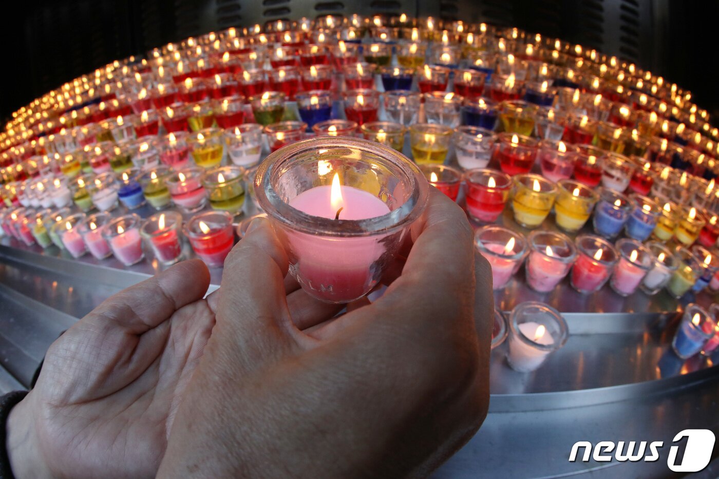 본문 이미지 - 2023학년도 대학수학능력시험을 이틀 앞둔 15일 오전 대구 중구 남산동 천주교 대구대교구청 성모당에서 열린 '수험생 응원 미사'에 참석한 학부모들이 수험생 자녀의 수능 고득점을 기원하며 촛불을 밝히고 있다. 2022.11.15/뉴스1 ⓒ News1 공정식 기자