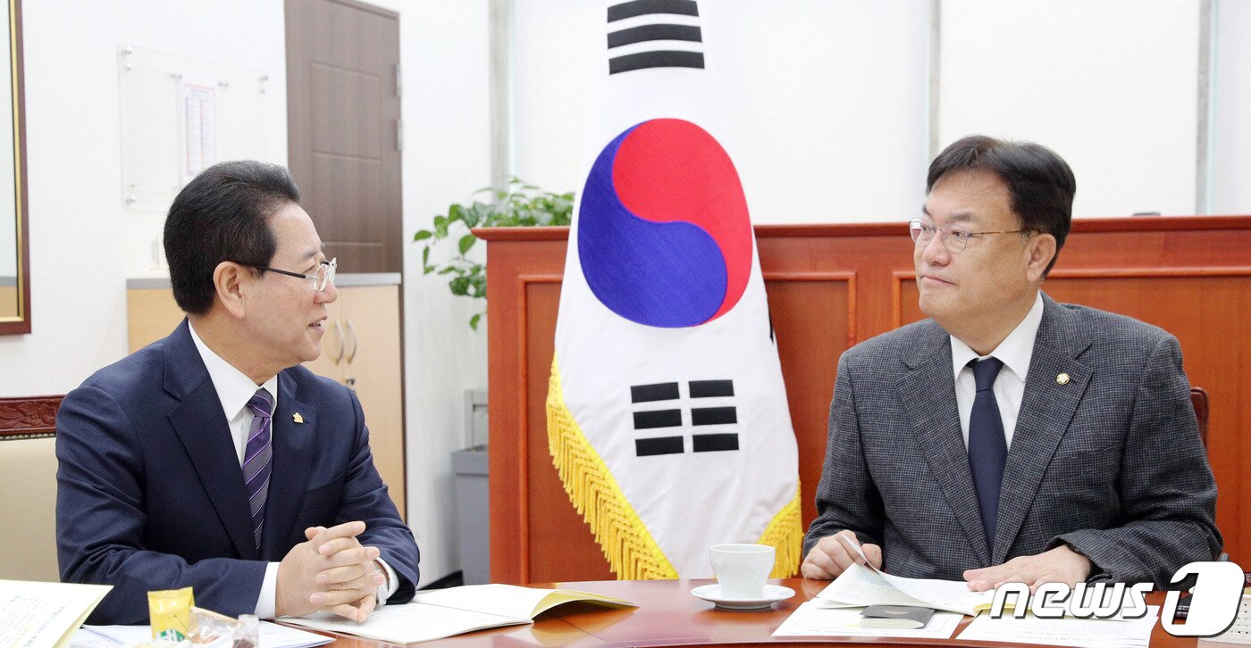 본문 이미지 - 김영록 전남지사가 15일 오전 서울 여의도 국회에서 정진석 국민의힘 비대위원장을 만나 지역현안 해결과 2023년도 국비지원을 건의하고 있다.(전남도 제공) 2022.11.15/뉴스1 ⓒ News1